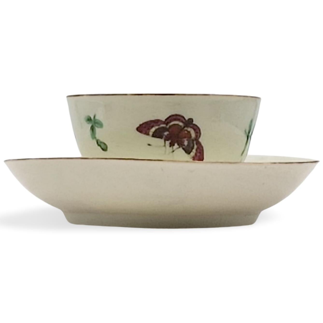 Tazón de té y platillo, de porcelana extraordinariamente fina; decorados en Londres en el taller de Giles, con las típicas mariposas, orugas y plantas.

James Giles fue un pintor y dorador de cerámica británico que estableció un taller en Londres a