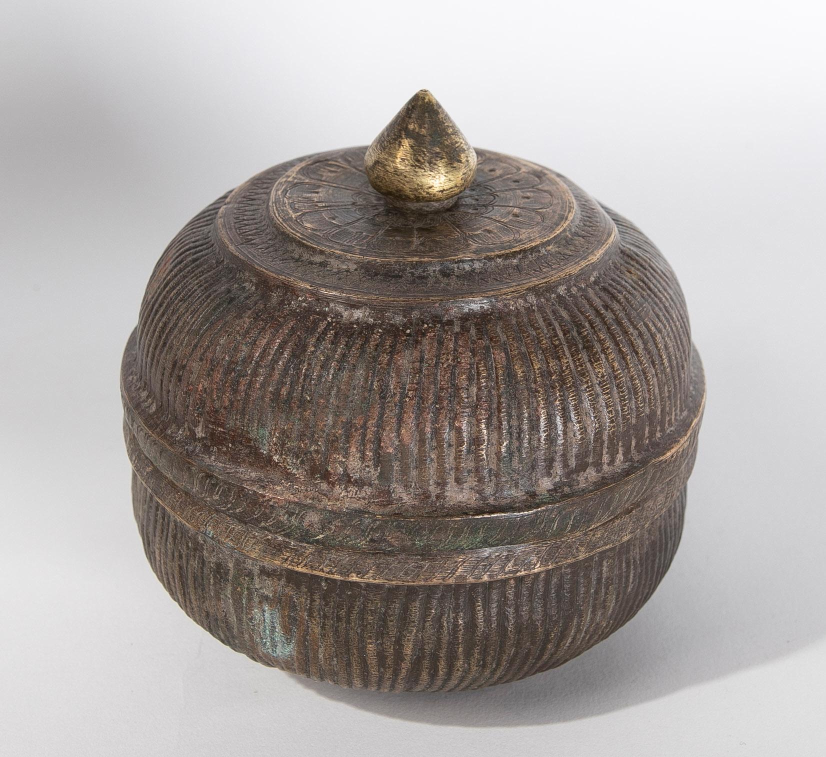 Tea Box with Bronze Lid and Fluted Decoration In Good Condition In Marbella, ES