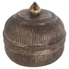 Teeschachtel mit Bronzedeckel und geriffelter Dekoration