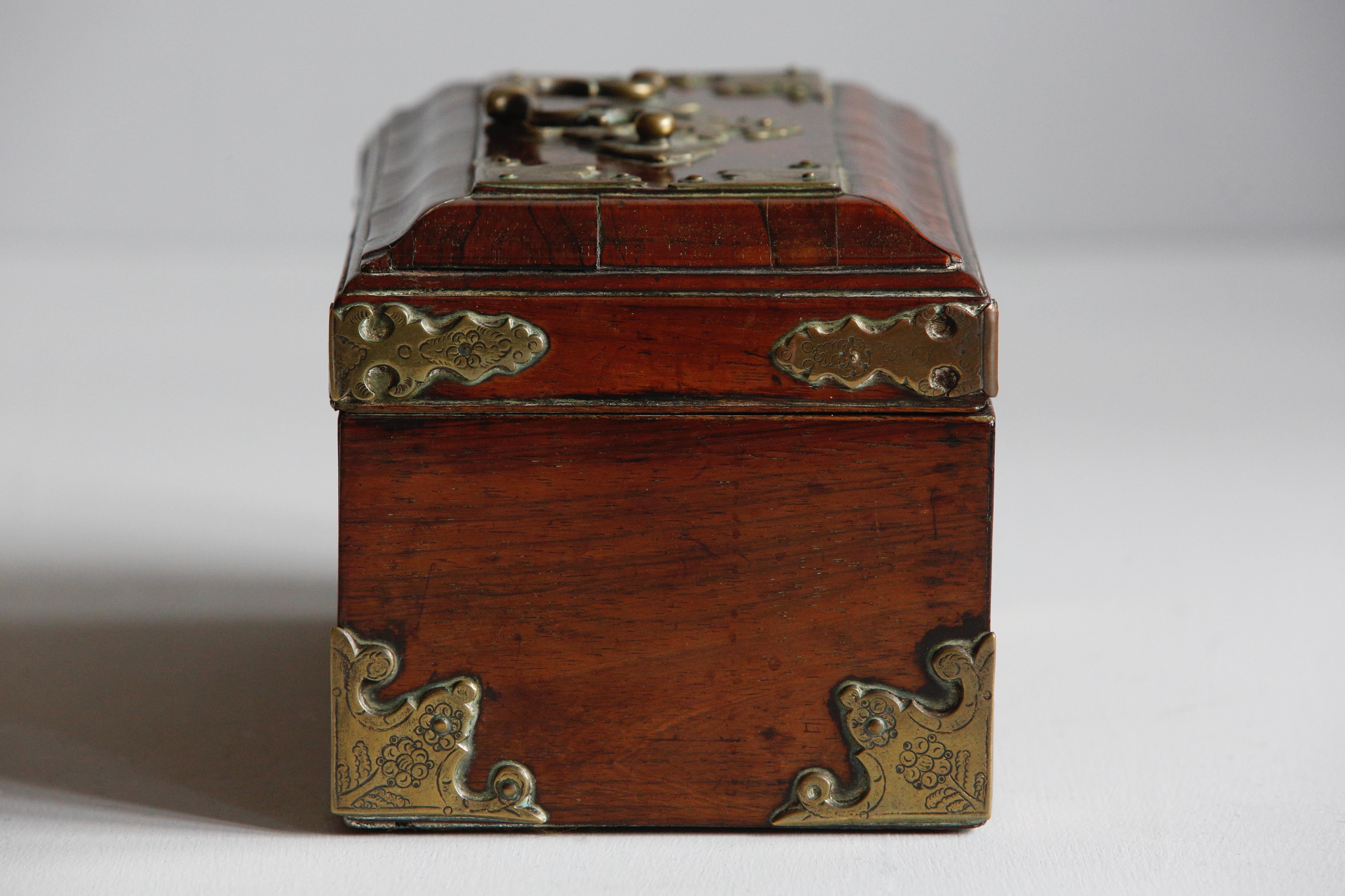 Ottone Porta tè Giorgio II in ottone Padouk Inglese circa 1760 in vendita