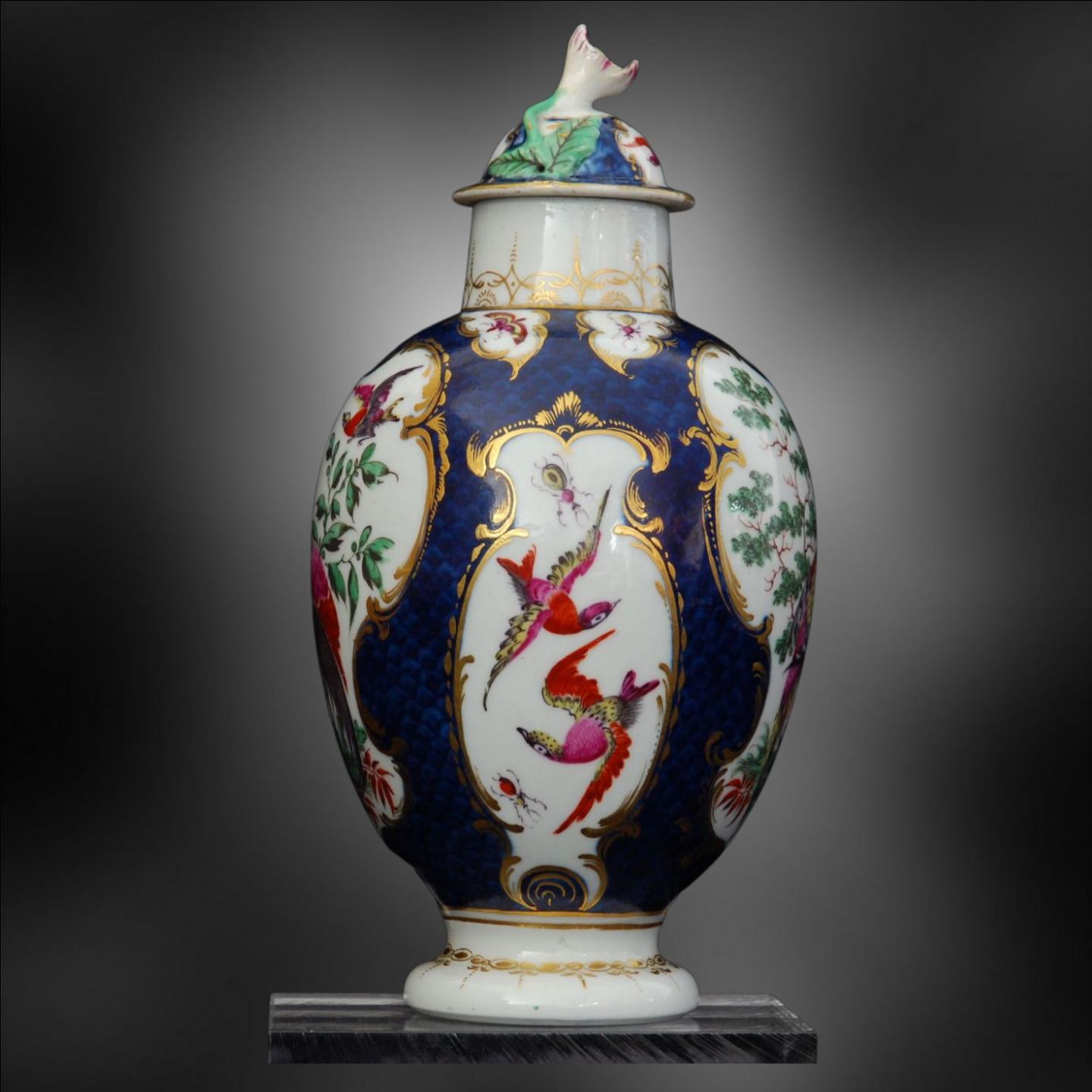 Tea Canister, Exotic Birds on a Blue Scale Background, Worcester, circa 1770 In Good Condition In Melbourne, Victoria