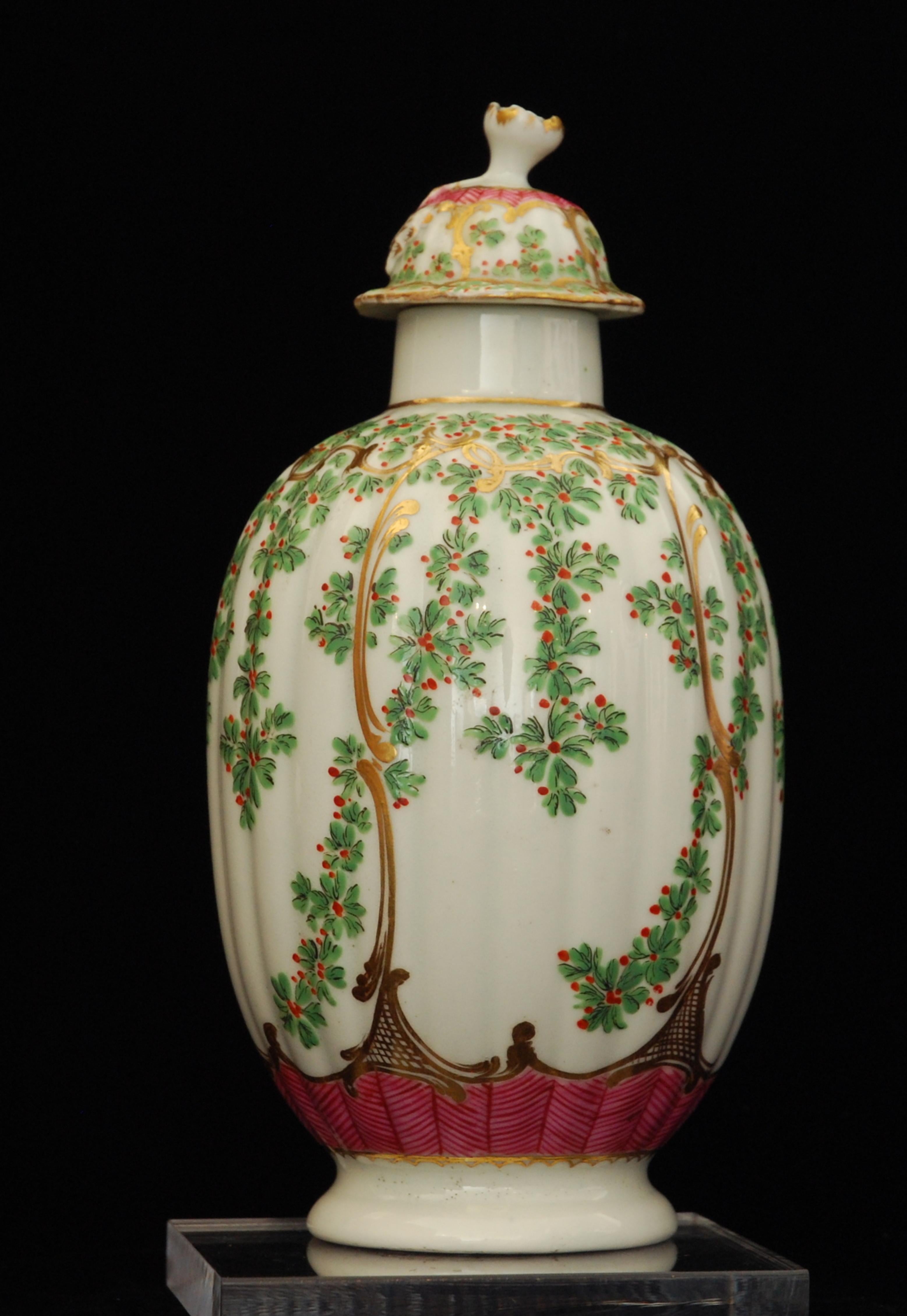 En porcelaine tendre, de forme française, décorée d'une variante du rare et populaire motif Hops and Trellis.

Prov. Collection S. Lady Humphries.

     