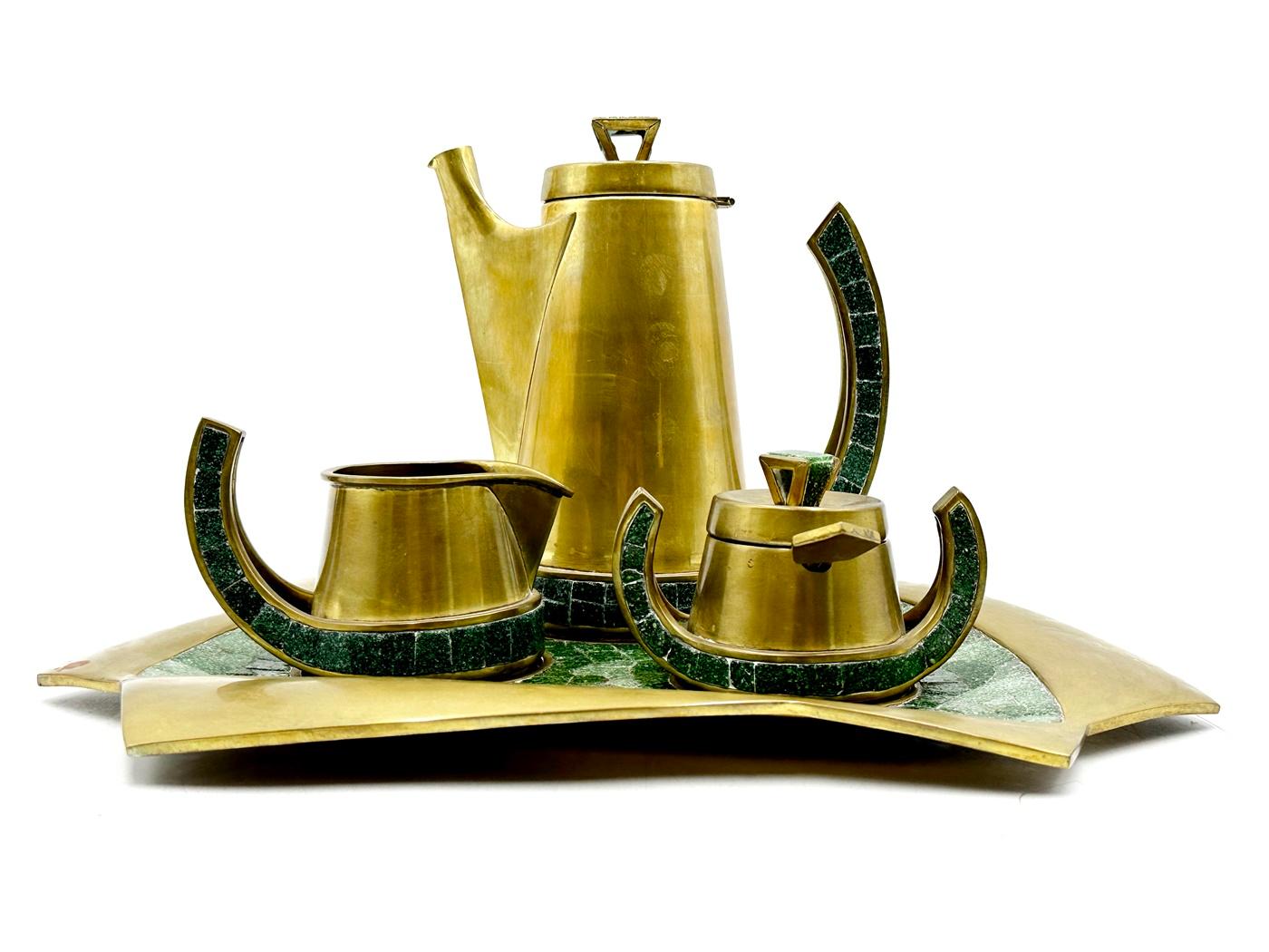 Das Tee-/Kaffeeservice aus Messing und Glasmosaik von Salvador Teran, Mexiko, 1960er Jahre, ist ein Vintage-Schatz, der Eleganz und Raffinesse ausstrahlt. 

Dieses exquisite, mit viel Liebe zum Detail gefertigte Set ist ein Beweis für die
