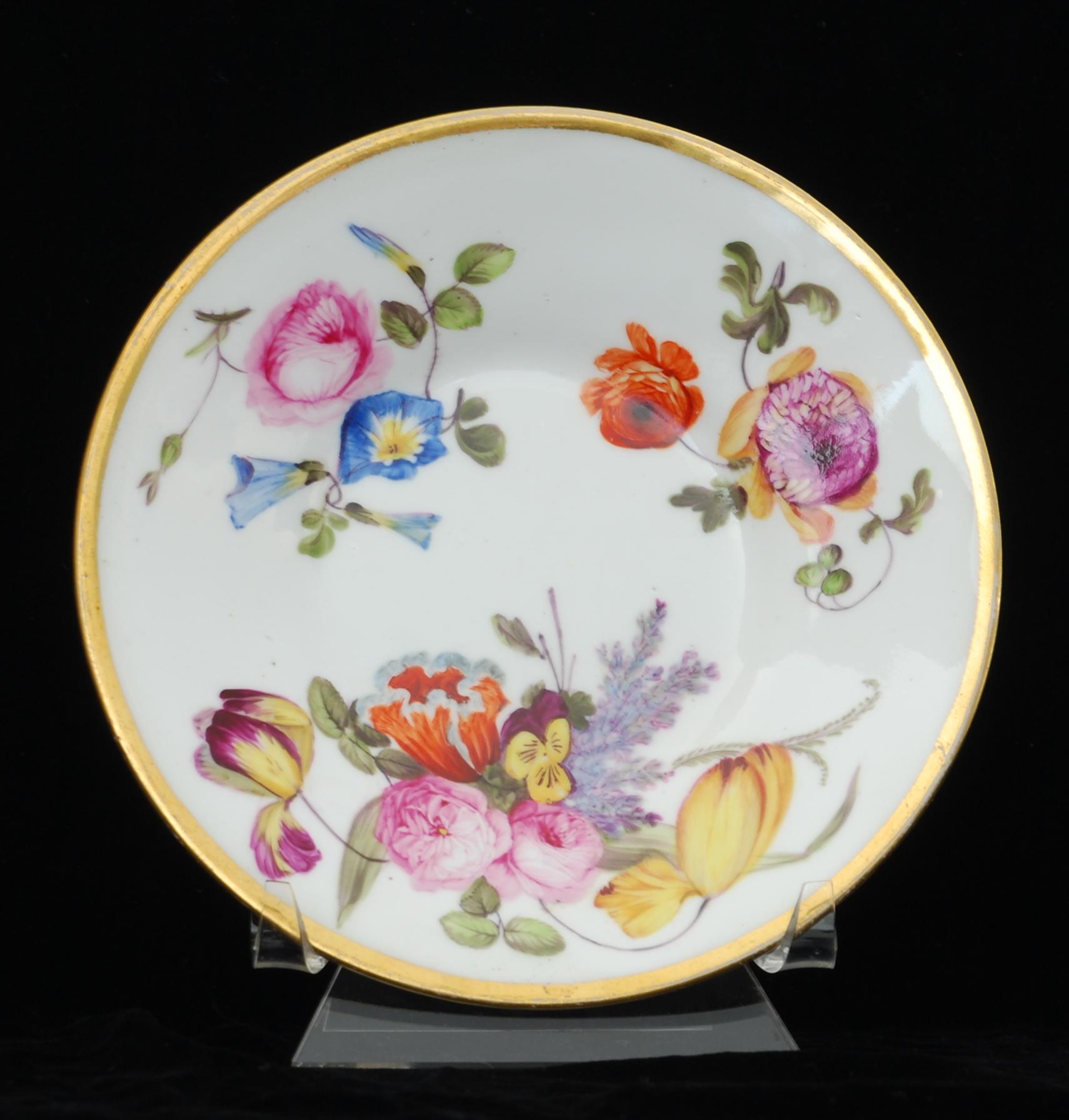 Une rare tasse à thé et sa soucoupe en superbe porcelaine à pâte molle de Nantgarw. Chaque pièce est dorée et décorée dans l'un des ateliers londoniens avec une superbe peinture de fleurs, probablement par Moses Webster.

L'usine de Nantgarw n'a