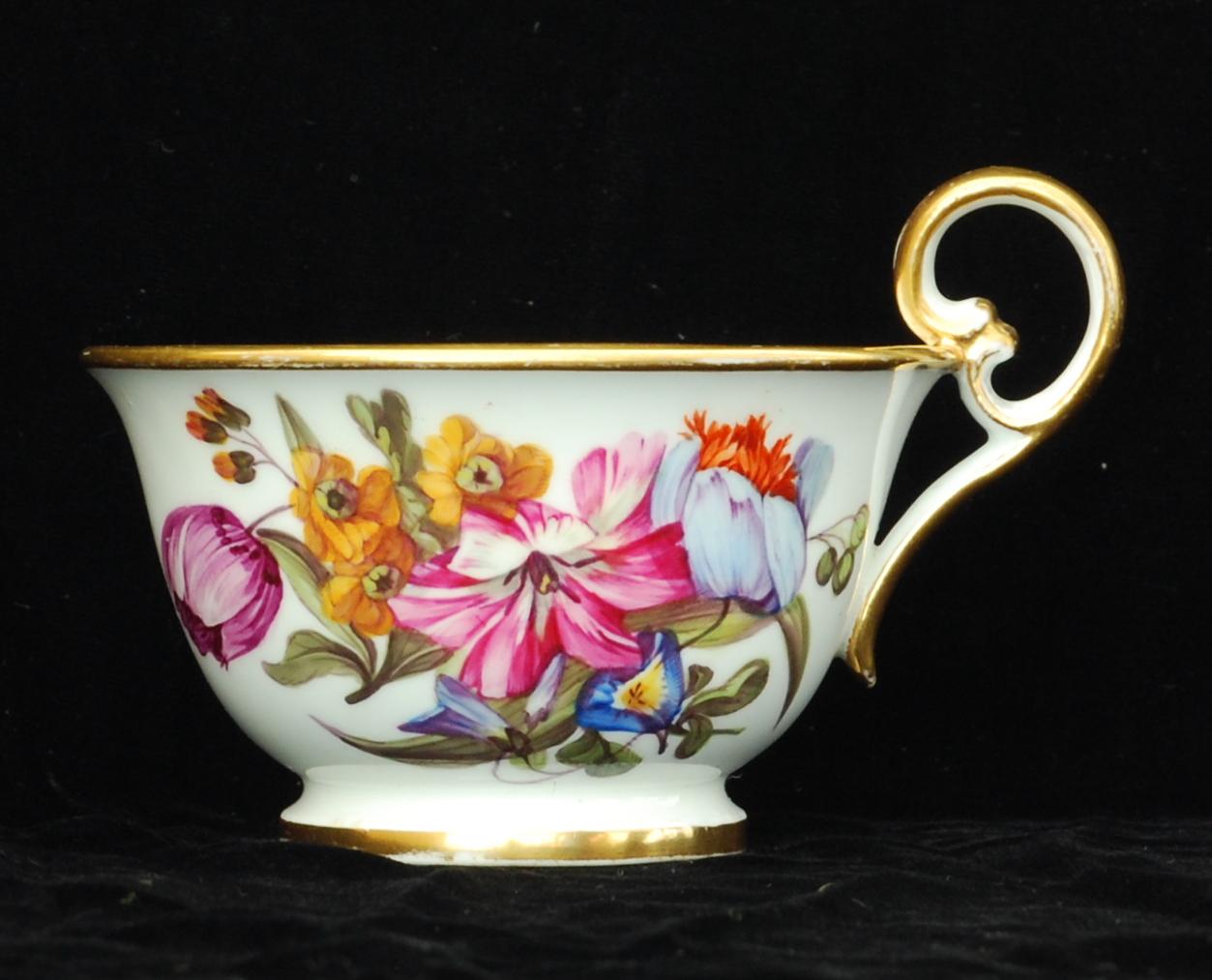 Gallois Tasse à thé et soucoupe en porcelaine de Nantgarw, vers 1815 en vente