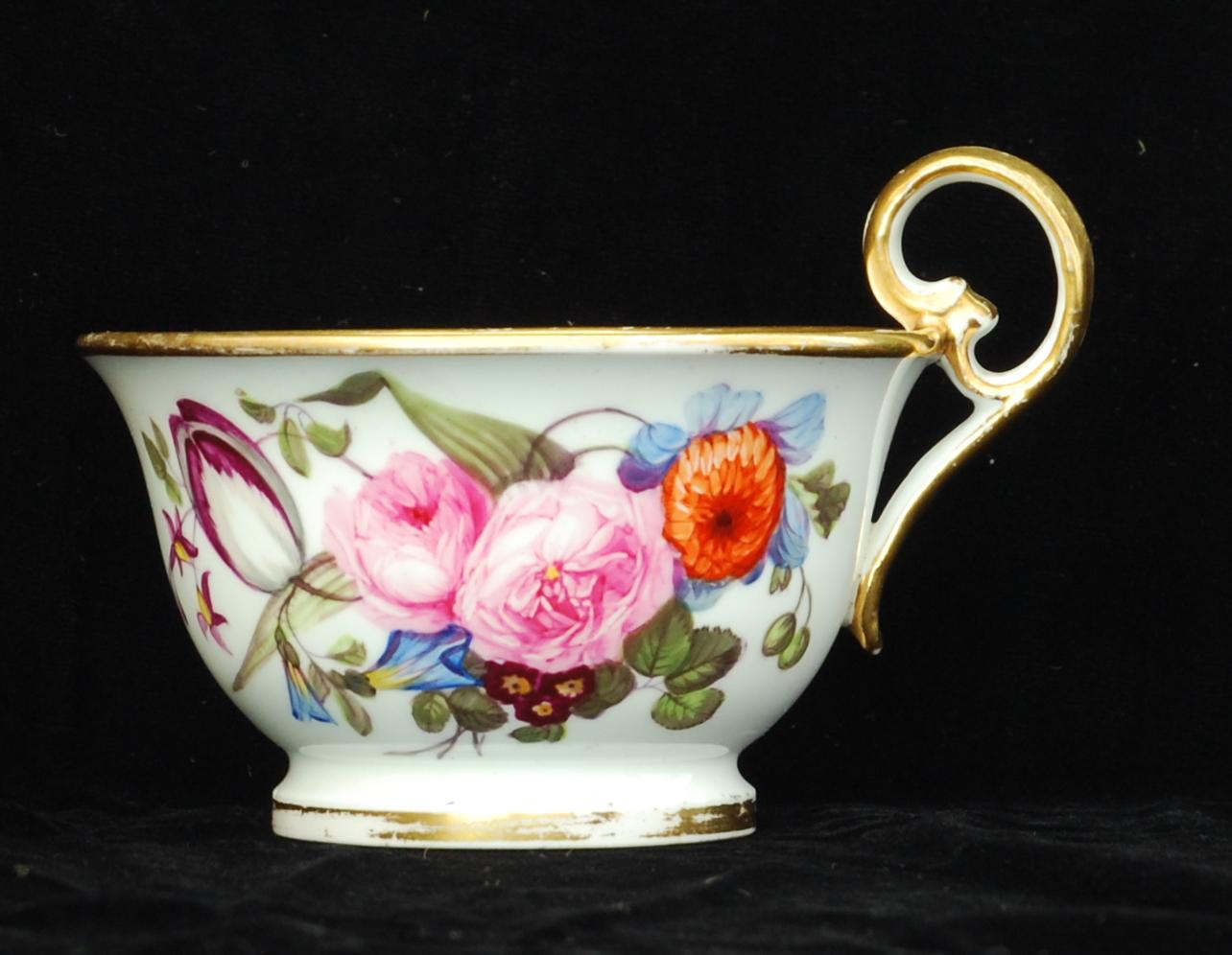 Gallois Tasse à thé et soucoupe en porcelaine de Nantgarw, vers 1815 en vente