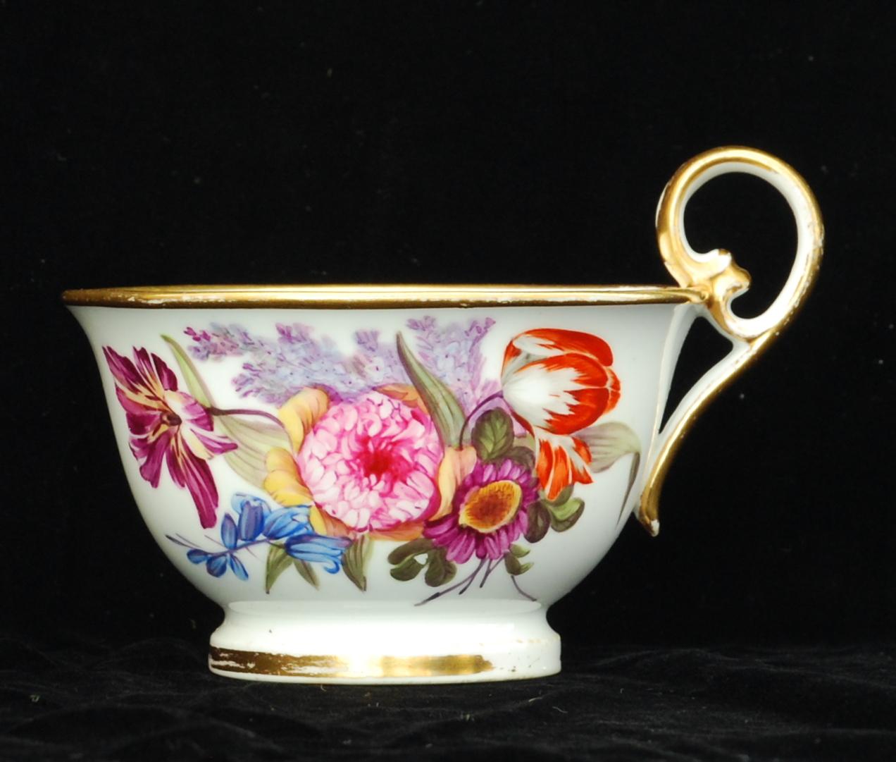 Gallois Tasse à thé et soucoupe en porcelaine de Nantgarw, vers 1815 en vente
