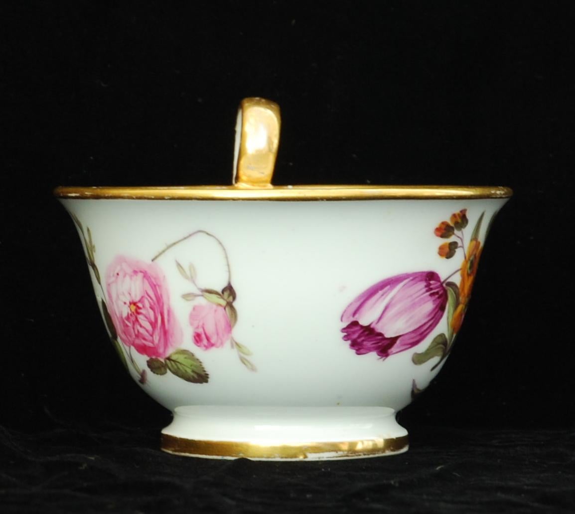 Moulé Tasse à thé et soucoupe en porcelaine de Nantgarw, vers 1815 en vente