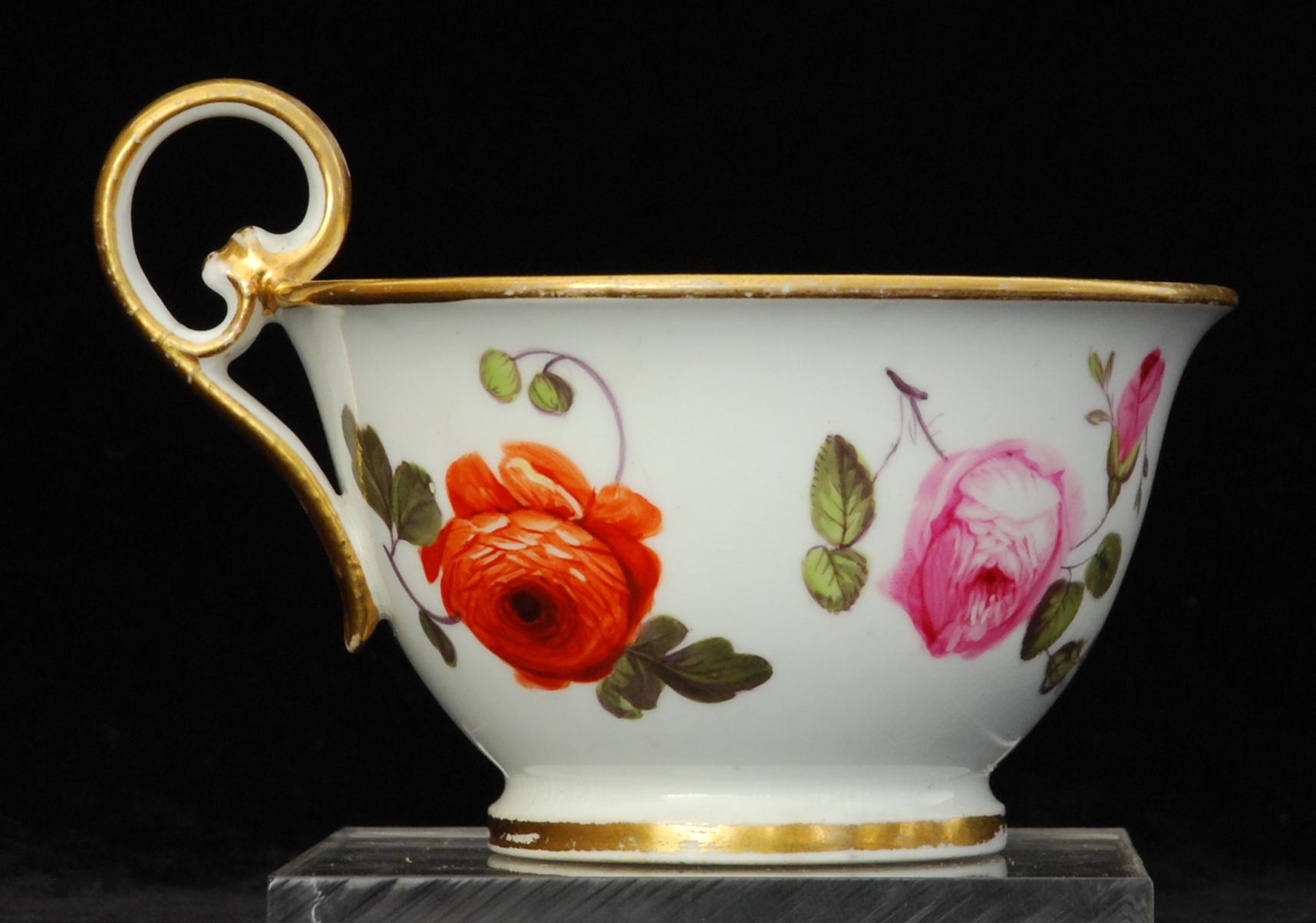 Moulé Tasse à thé et soucoupe Porcelaine de Nantgarw, vers 1815 en vente