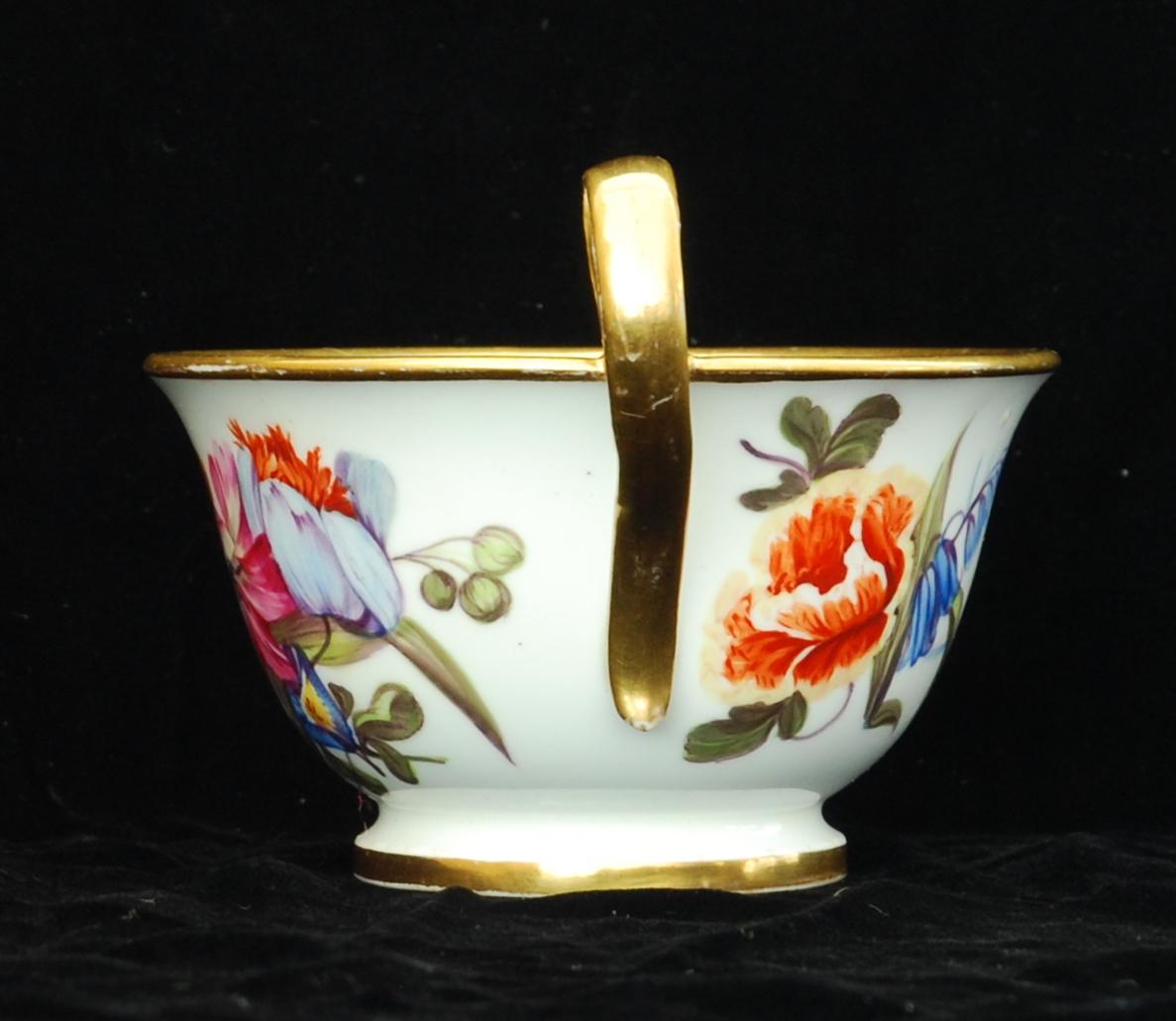 Début du XIXe siècle Tasse à thé et soucoupe en porcelaine de Nantgarw, vers 1815 en vente