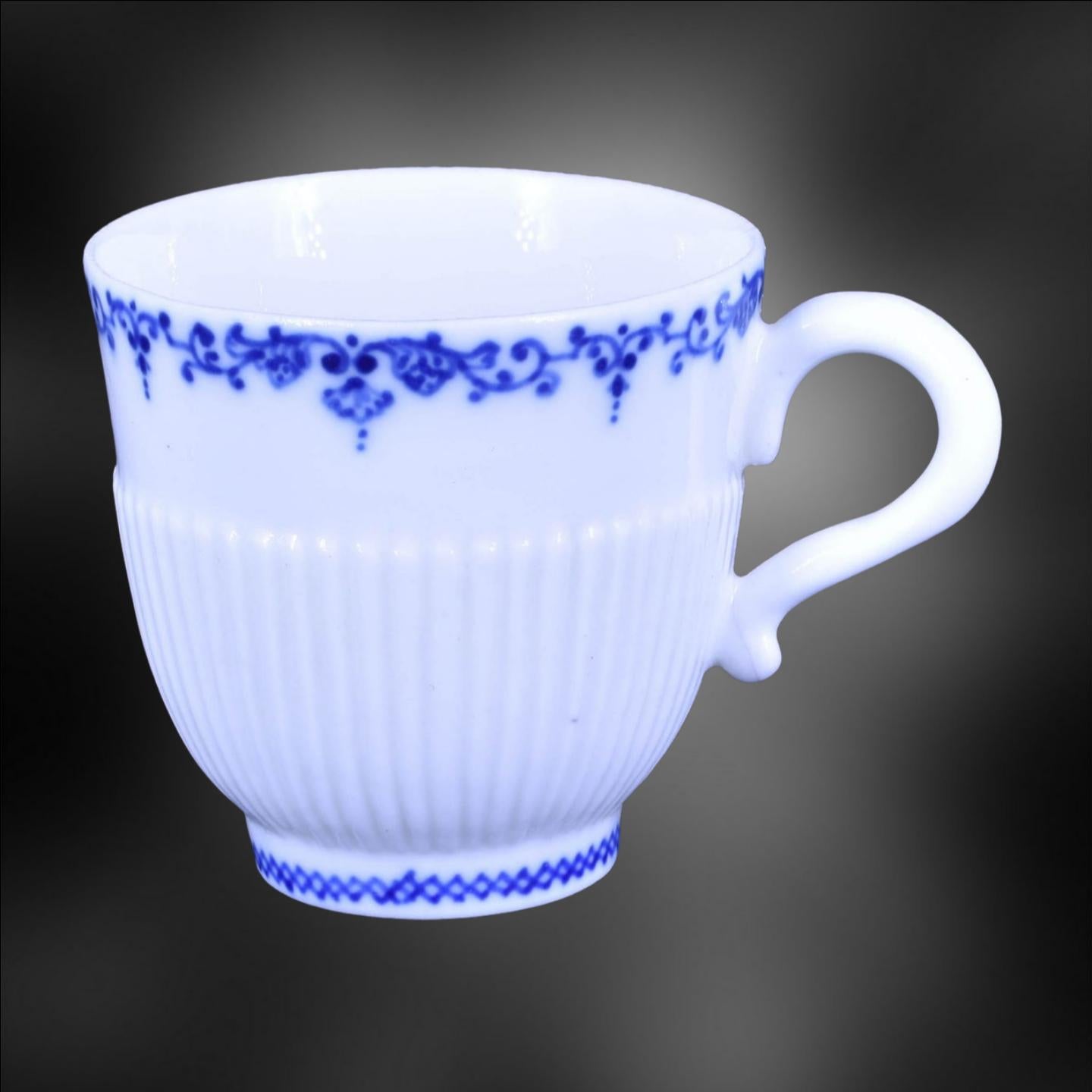Neoclassico Tazza da tè e piattino, Saint Cloud, 1730 circa in vendita