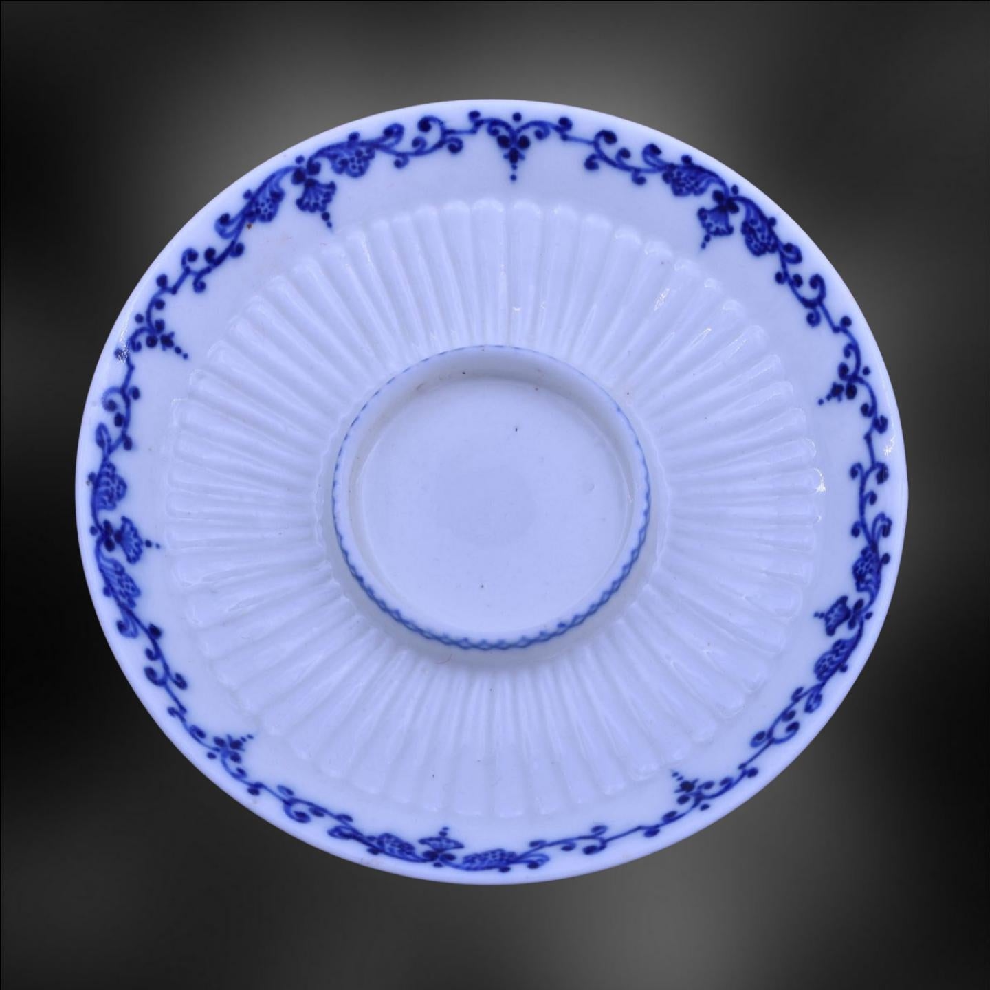 Francese Tazza da tè e piattino, Saint Cloud, 1730 circa in vendita