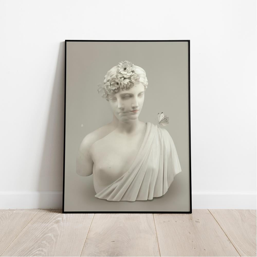 Téa is a tribute to the goddesses of Olympus. This majestic sculpture of Téa stands proudly, crafted from dazzlingly pure white marble.

Téa captivates the viewer with a captivating ambivalence between symbols of femininity, such as flowers, a
