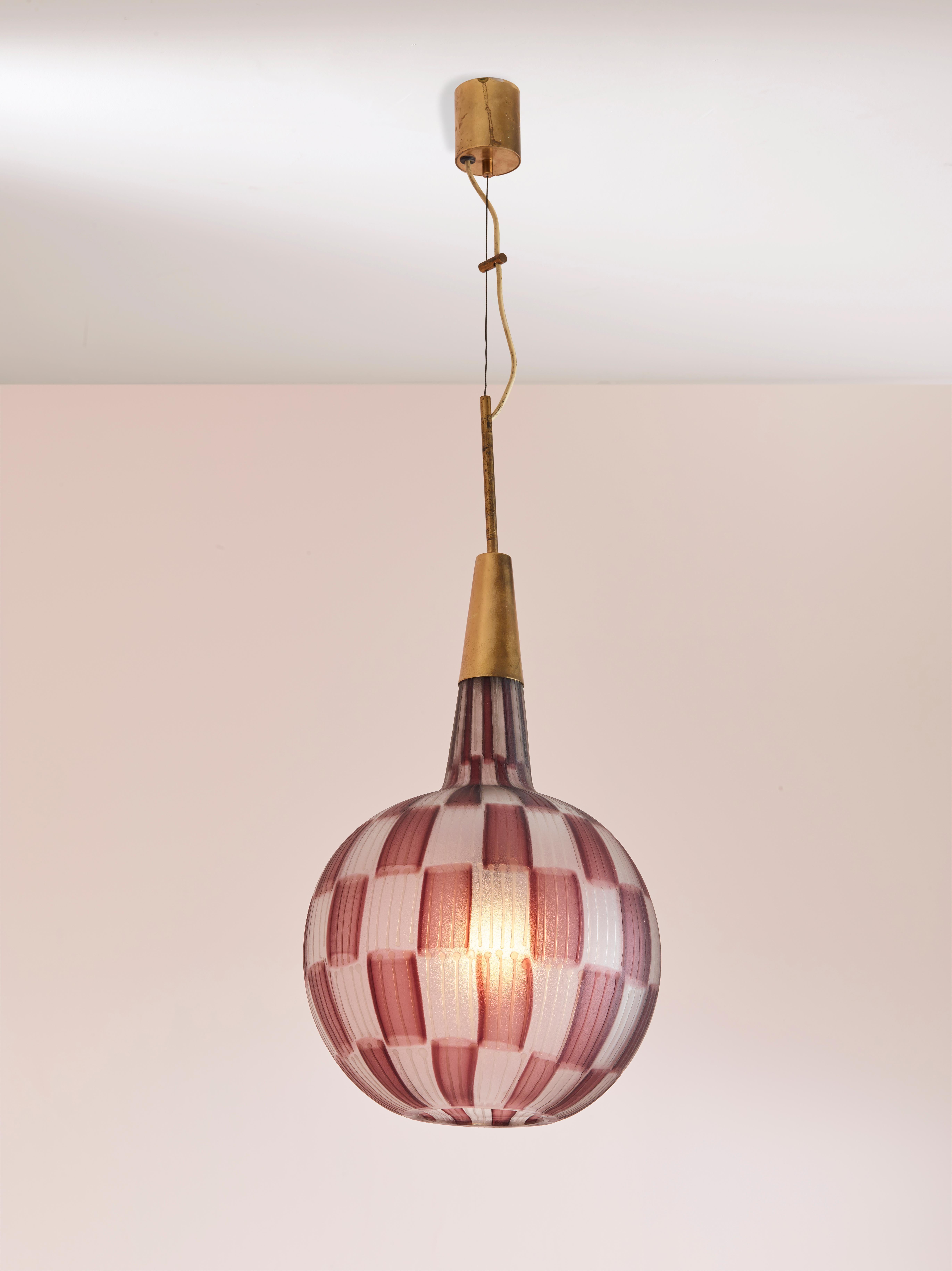Rare lampe suspendue conçue par Design-Light et fabriquée par Stilnovo au début des années 1960.

Ce luminaire particulier de Stilnovo a une structure en laiton très élégante avec un diffuseur en verre gravé soufflé à la main par le verrier