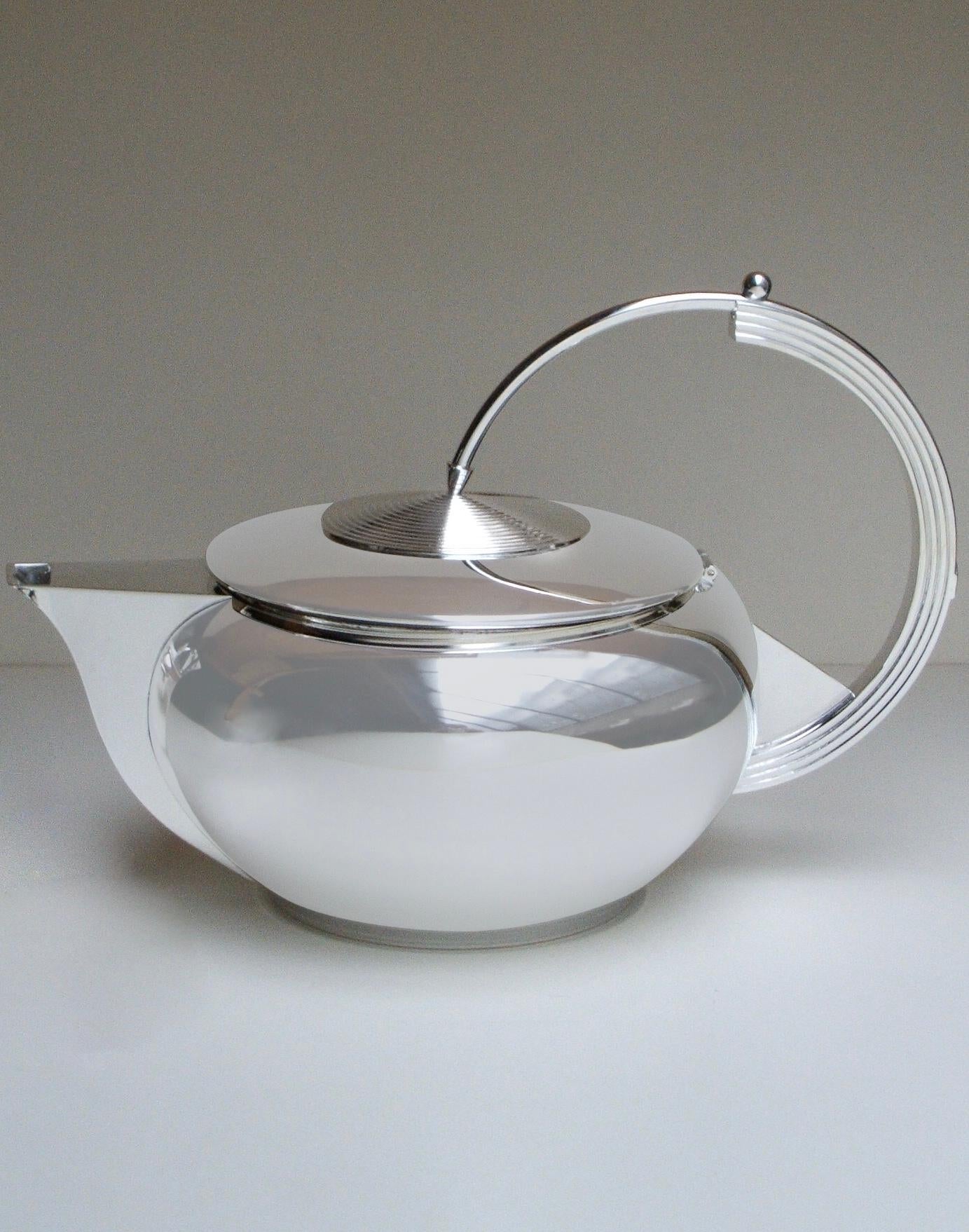 This design was made around circa 1960s for Maison Lapparra, (silversmith in Paris, since 1893). Measures: Height 10 cm, height with handle 16.5 cm, width 26 cm, tea pot diameter 16 cm. Made in France.