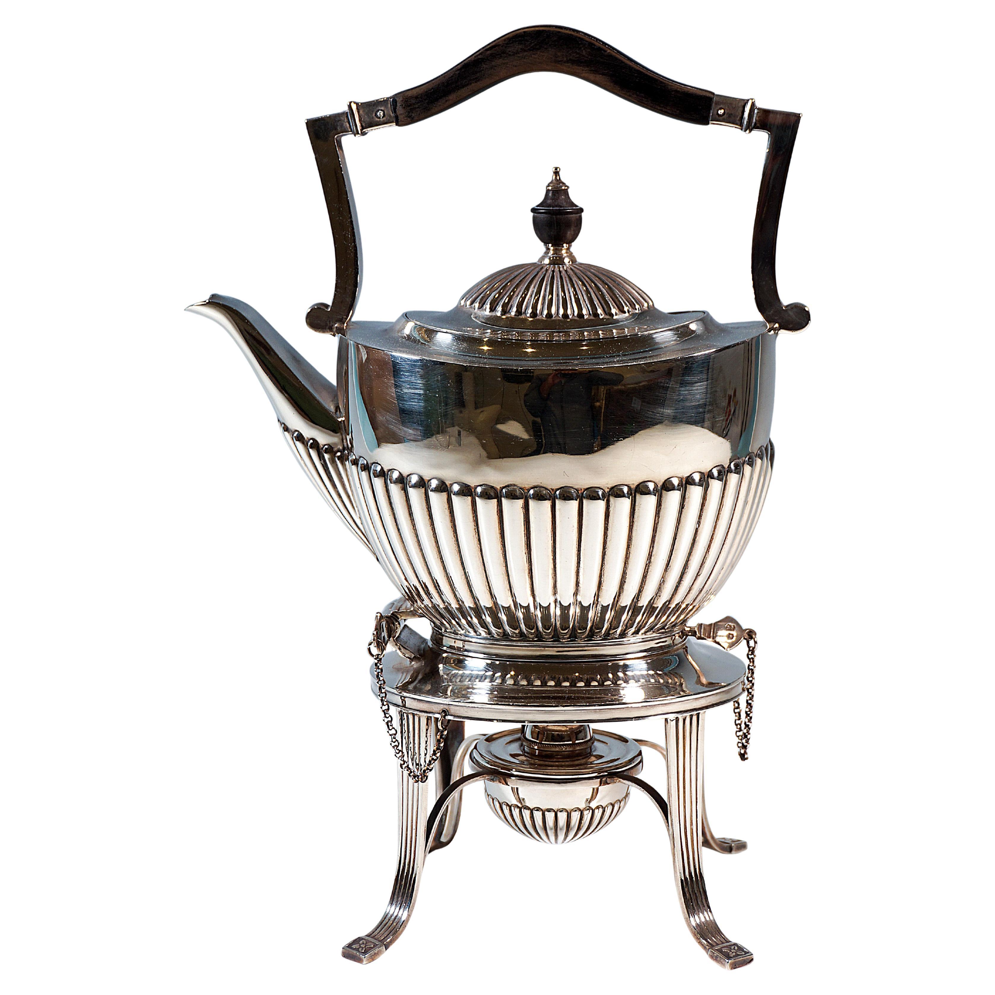 Teiera con Rechaud, di Goldsmiths
Silversmiths
Company, Londra, 1888-1889