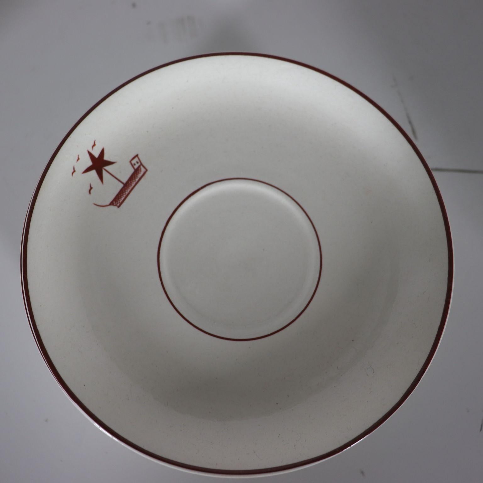 Service à thé en porcelaine blanche décorée. Les peintures sont attribuées à Giò Ponti, directeur et designer de Richard Ginori à l'époque. Marque de fabrication sous la base. Service à thé composé d'une théière, d'un sucrier, d'un pot à lait, de 12