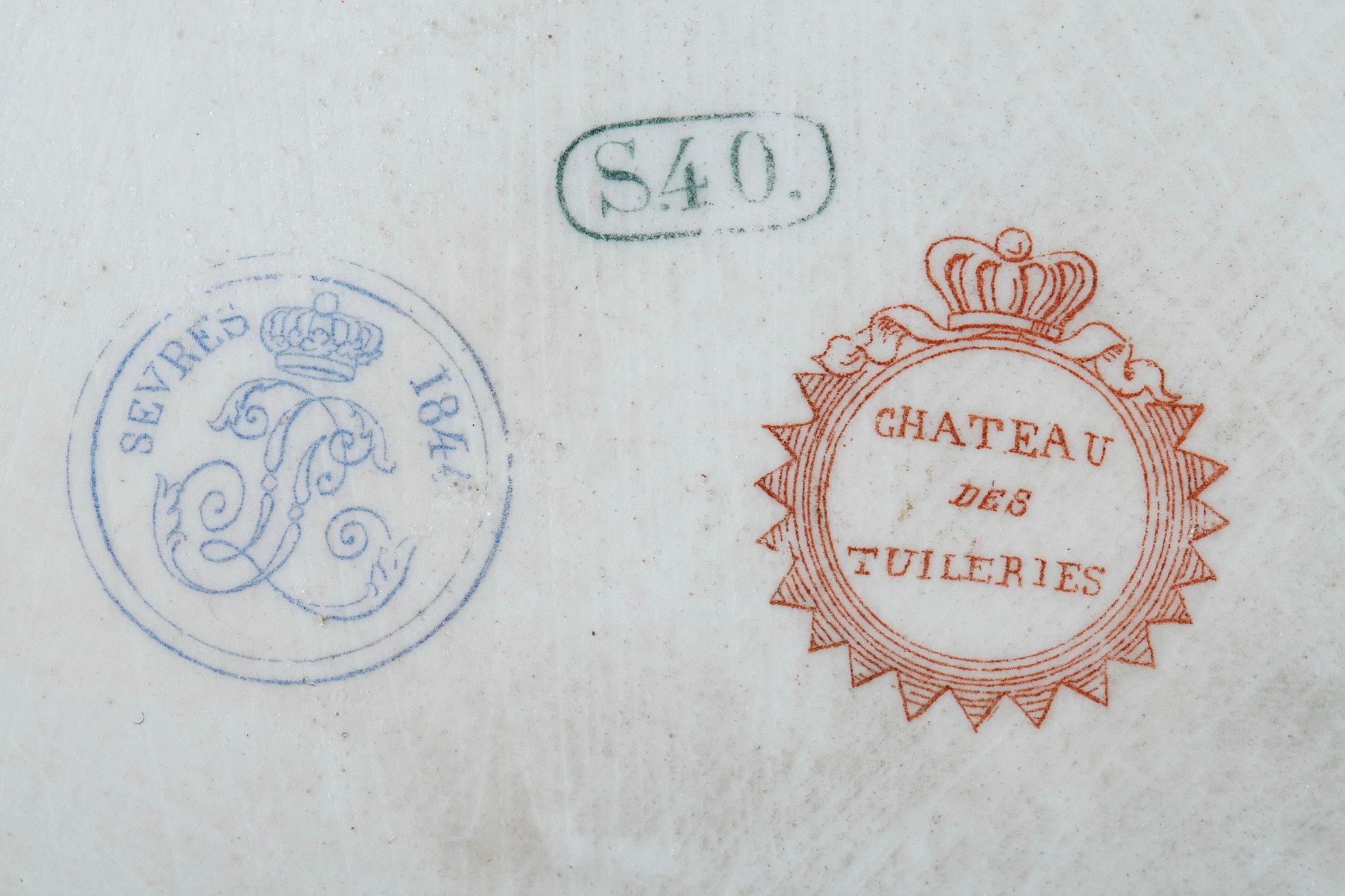 Teeservice mit Sèvres- und Château des Tuileries-Marken (19. Jahrhundert) im Angebot