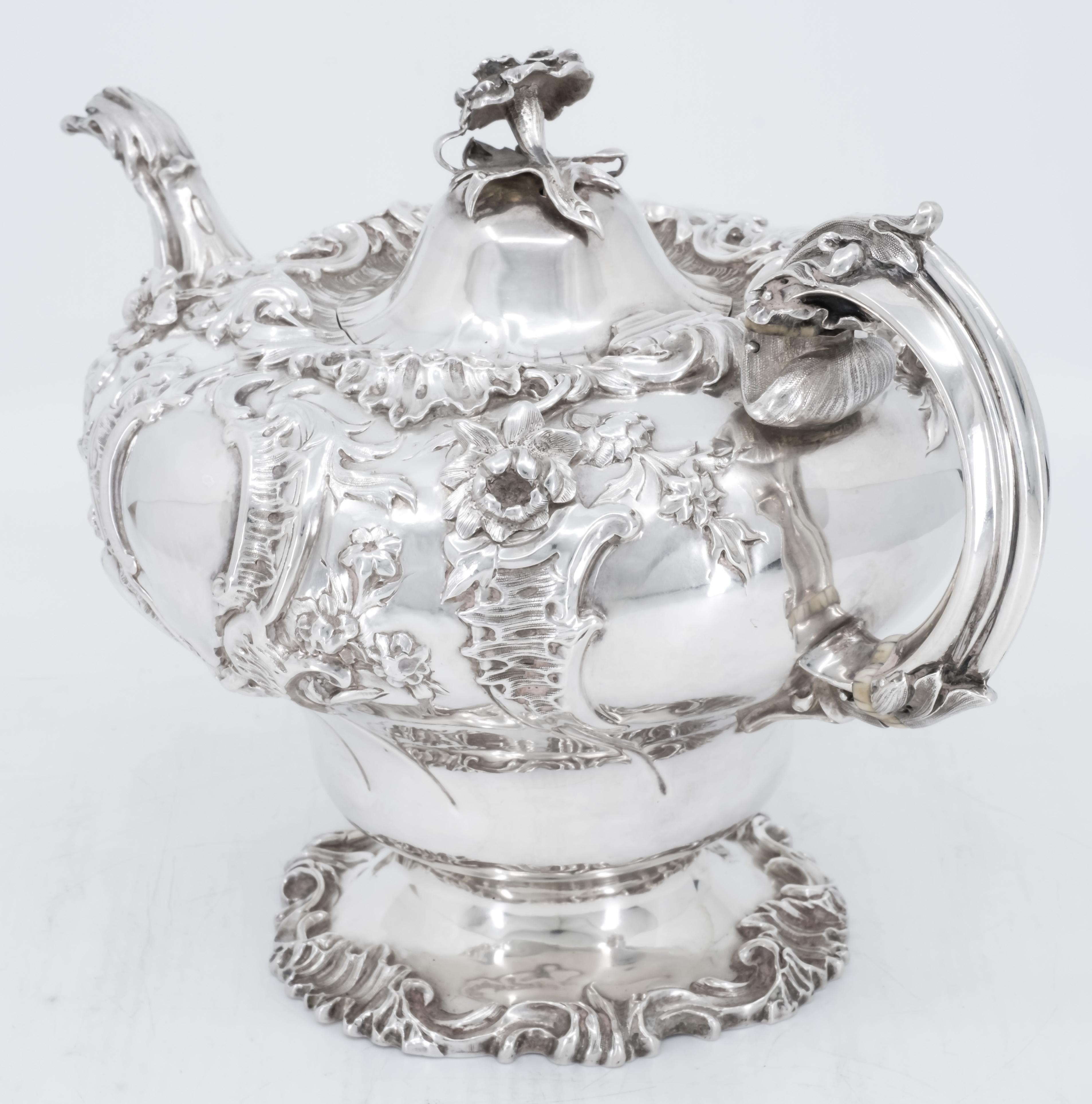 Tea Services in Rococo Style, London Sterling Sliver 925, Early 19th Century In Good Condition For Sale In Lantau, HK