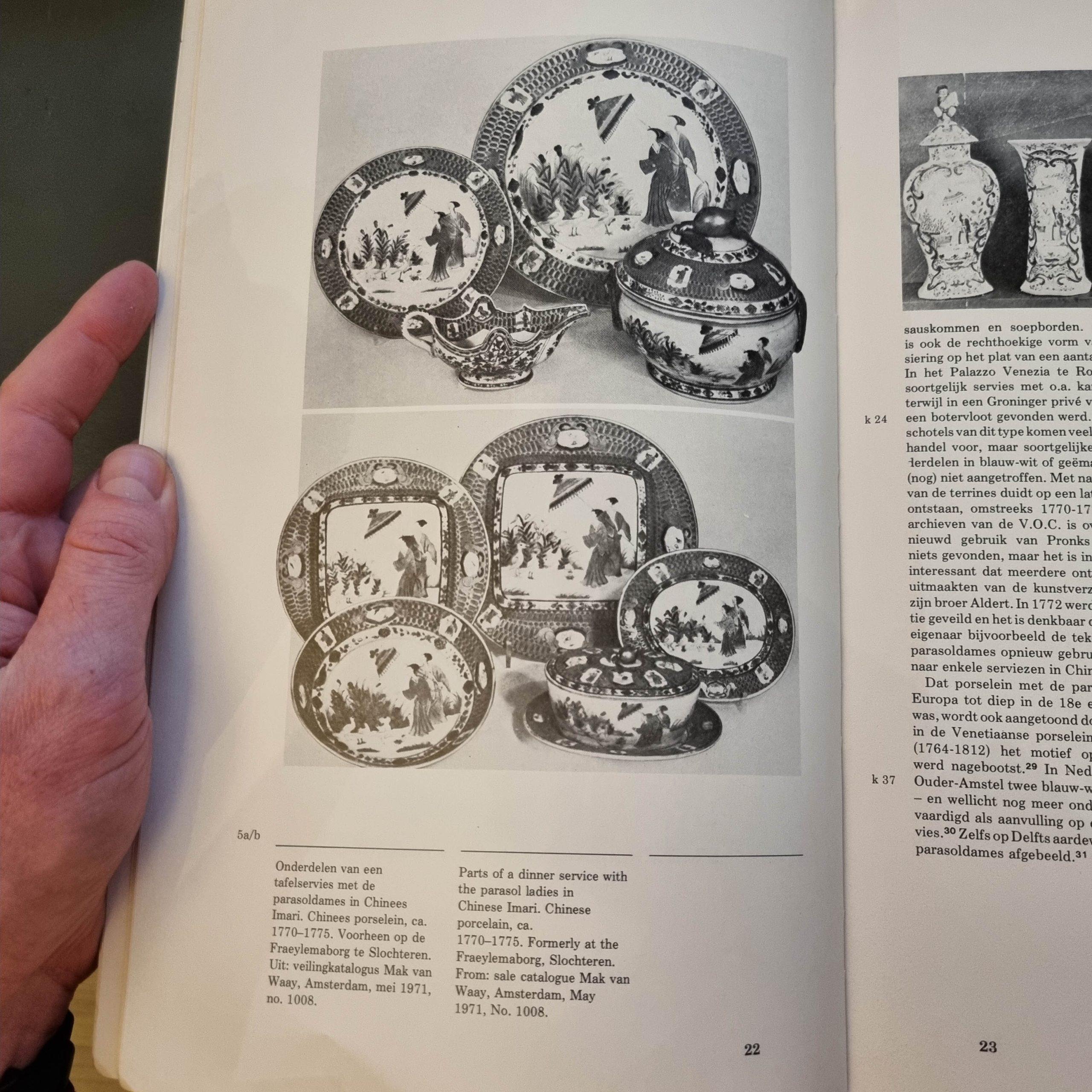 Juego de té 18C Plato de porcelana china CORNELIS PRONK 'Dame Au Parasol' Patrón en Bueno estado para la venta en Amsterdam, Noord Holland
