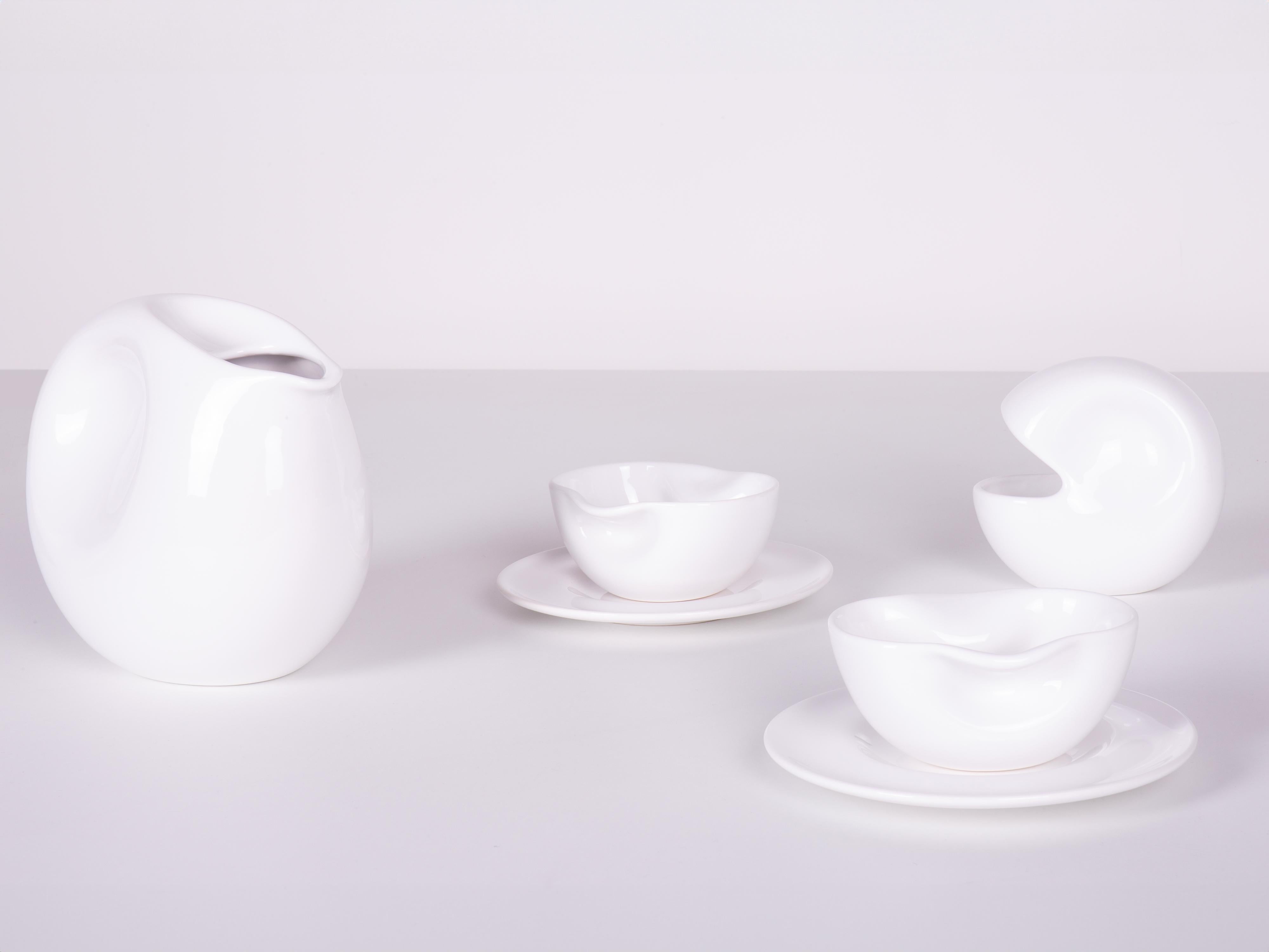 Designed in 1975 - Paradisoterrestre Edition 2023

Material: enameled pottery

Colours: white; also available in mint green or pink.

The tea set designed by Italian artist Augusto Betti in 1975 consists of 1 teapot, 1 sugar bowl, 2 cups and 2