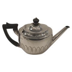 Juego de té de plata de ley, con hoja de plata en relieve estilizada , George Fox, Londres 1881.