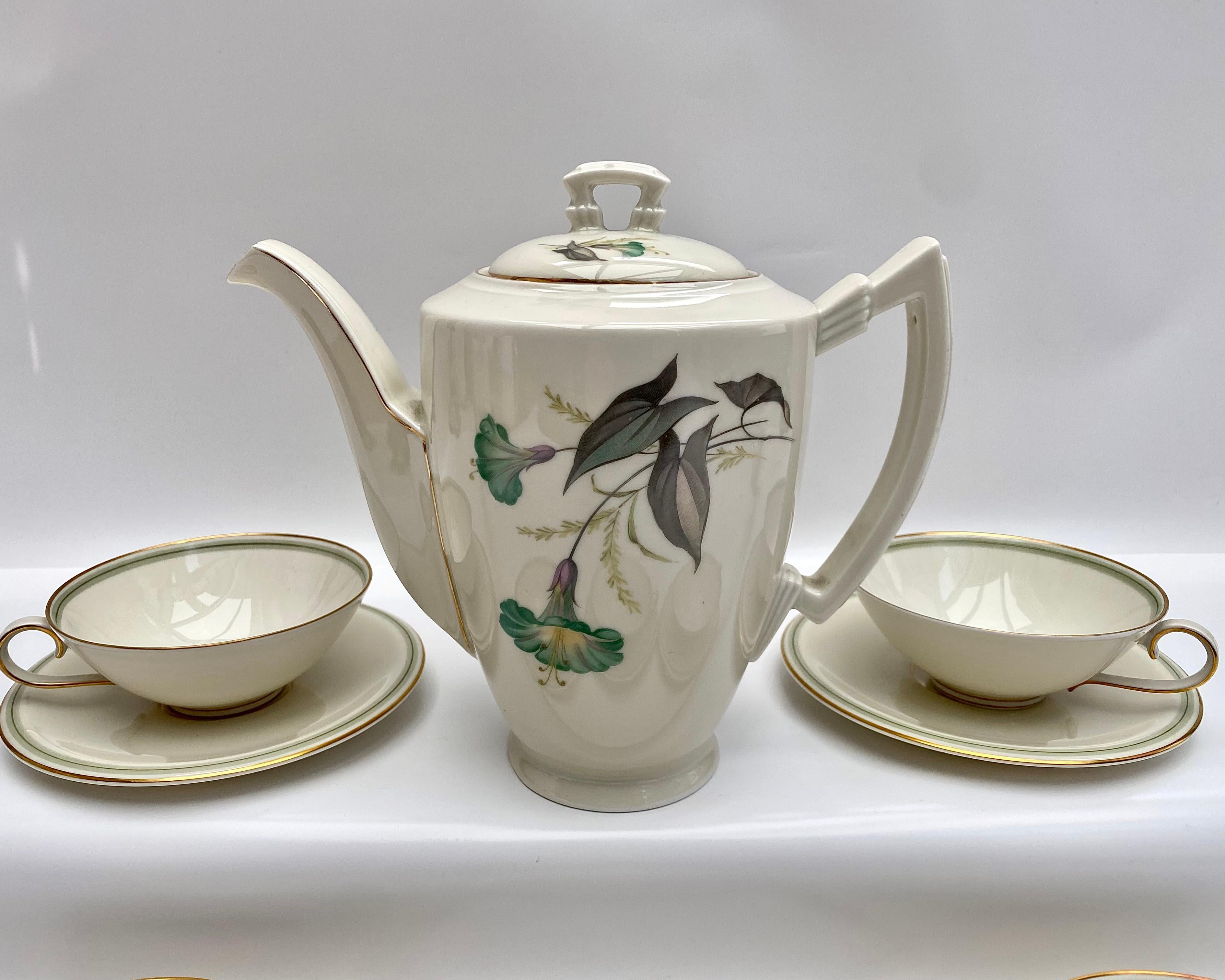 Dieses exquisite antike Teeservice im Art-déco-Stil ist ein wahrer Beweis für zeitlose Eleganz.

Diese wunderbare Kollektion umfasst eine Teekanne sowie sechs Teetassen und Untertassen, die alle das Zeichen der renommierten deutschen Marke Krautheim