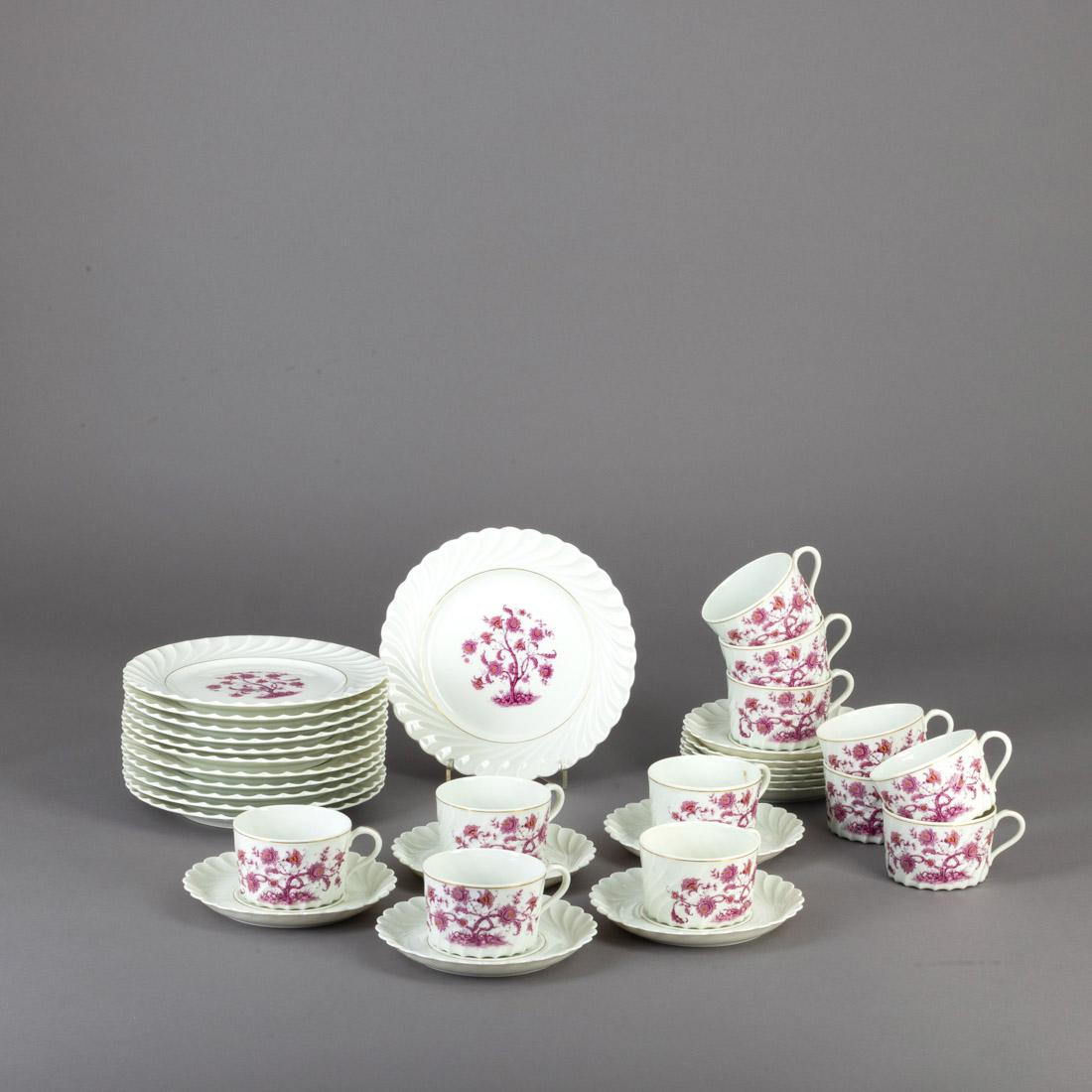 Tea set (12 cups with saucer and 12 cake dishes) in Limoges porcelain, gummed decoration, polychrome and golden 