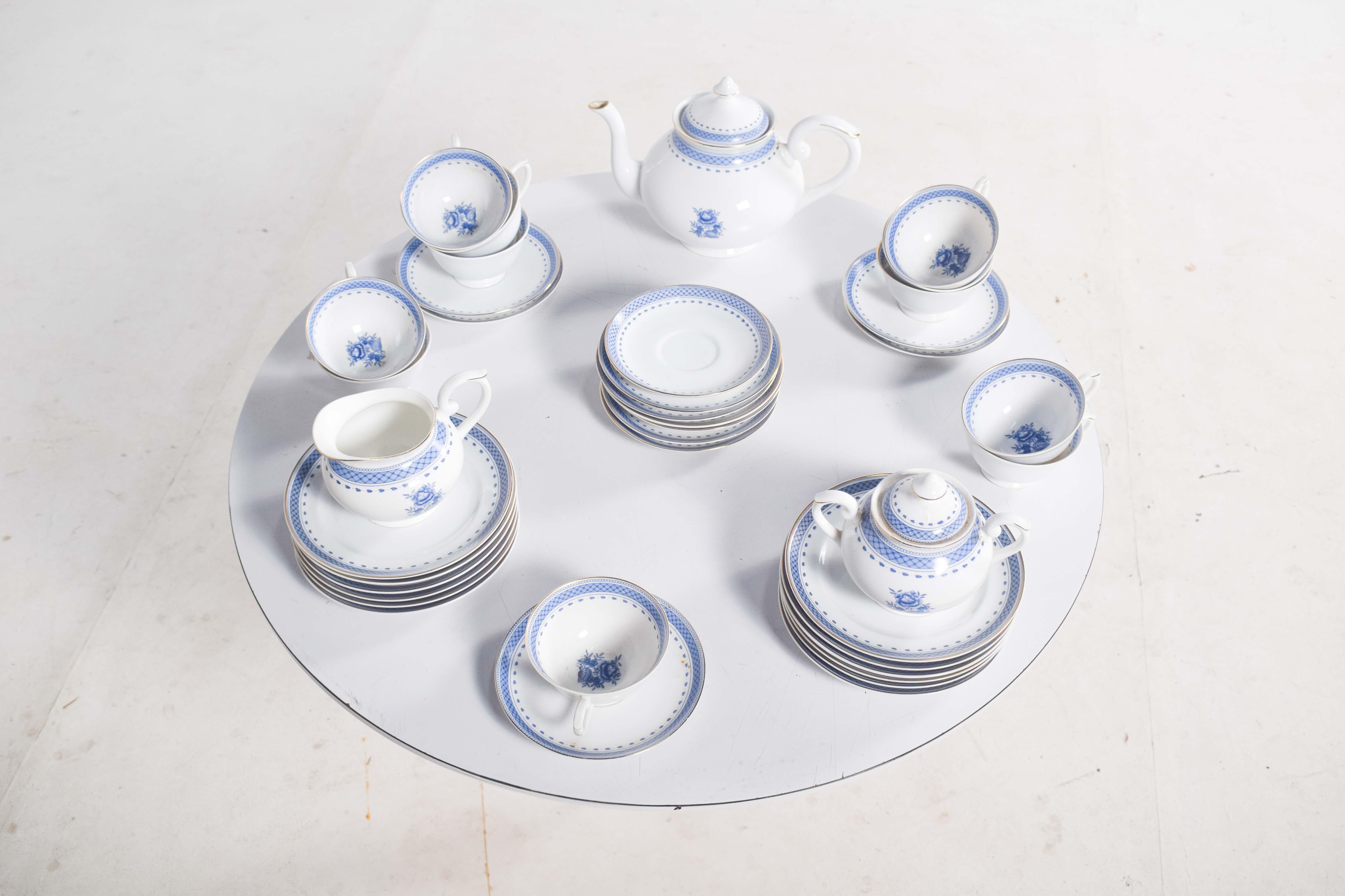Set di tè/caffè incompleto in porcellana della rinomata fabbrica Vista Alegre con il design 