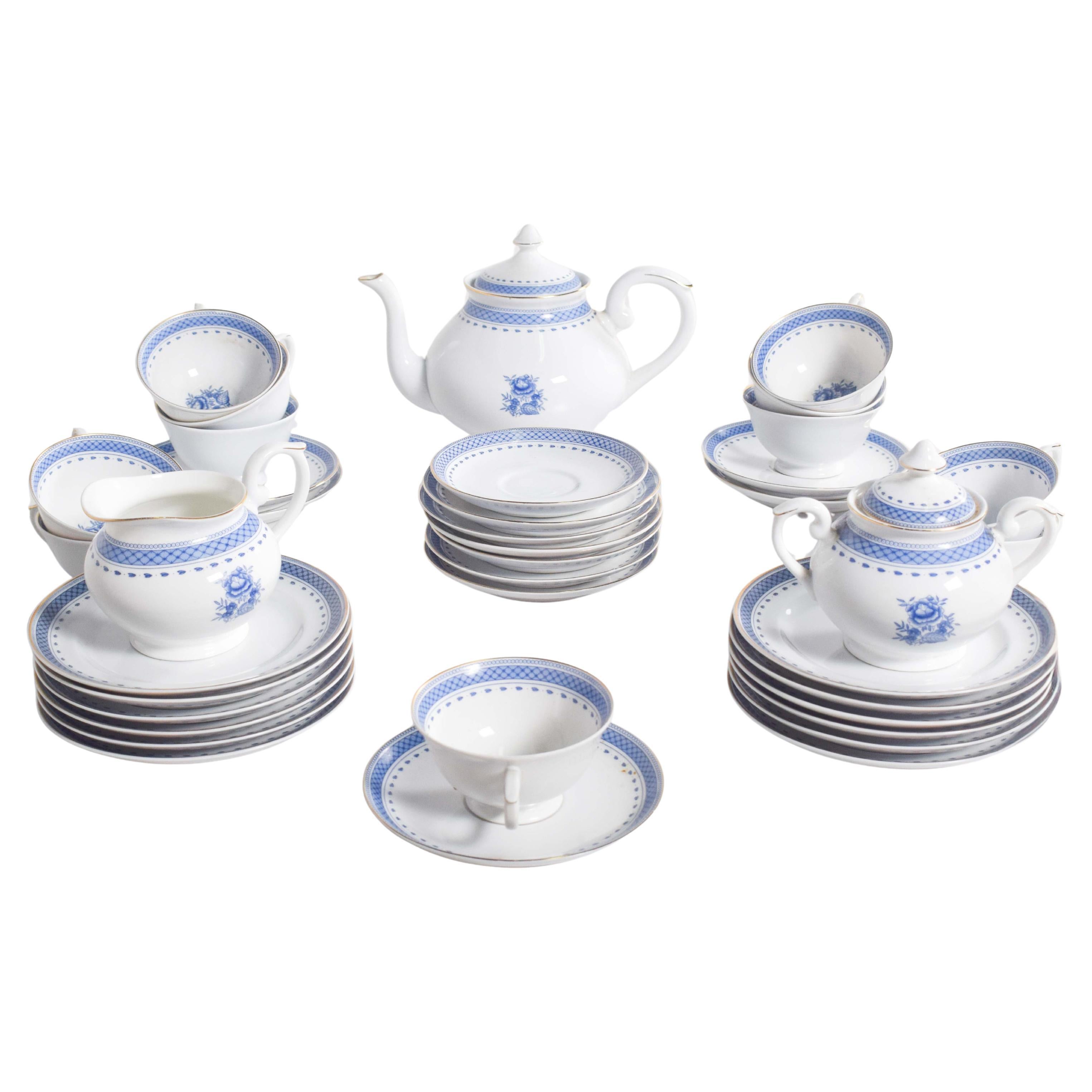 Juego de Té de Renombrada Porcelana Portuguesa "Vista Alegre"