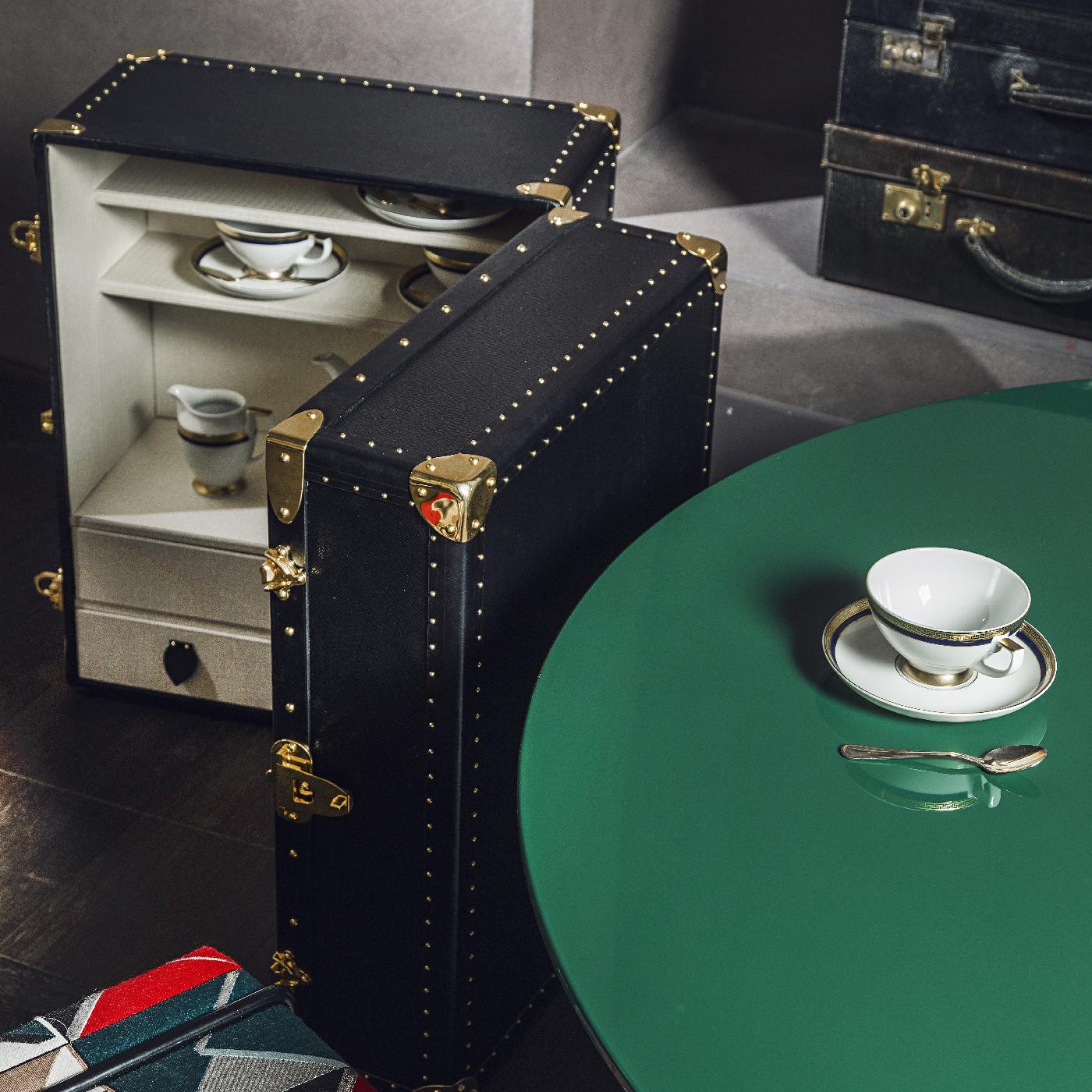 Retro-chic allure and exquisite attention to detail are the distinctive traits of this vinyl trunk that provides storage and display space for precious Lps, while also offering high-end technology with the Technics SL-1210GR direct-drive turntable