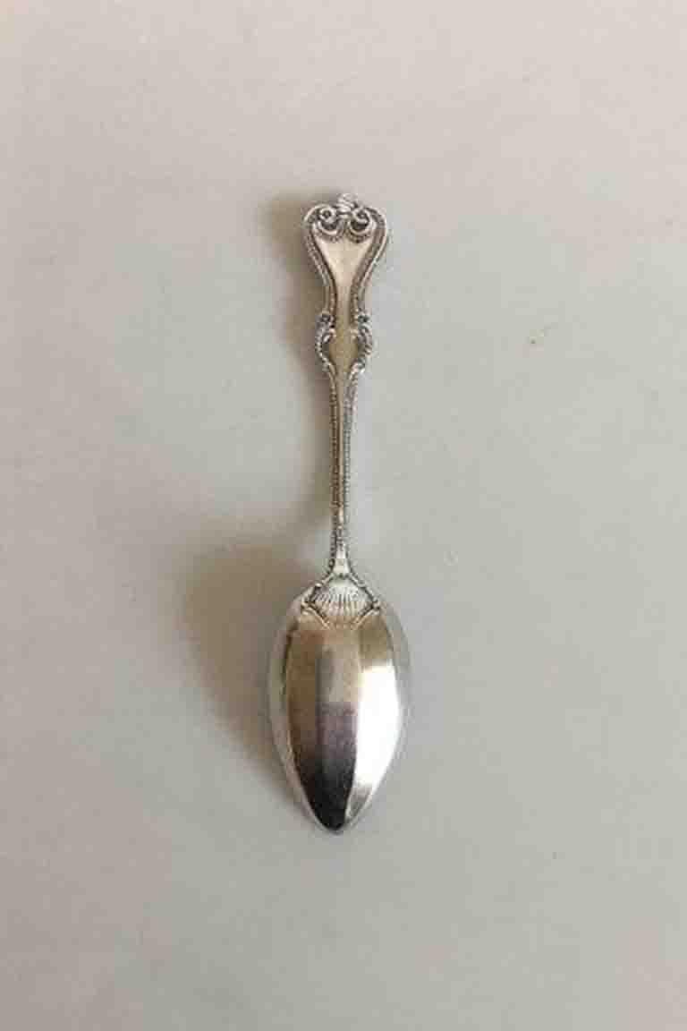 Tea Spoon in sterling silver. With engraving.

Meaures 14.3 cm / 5 5/8 in.