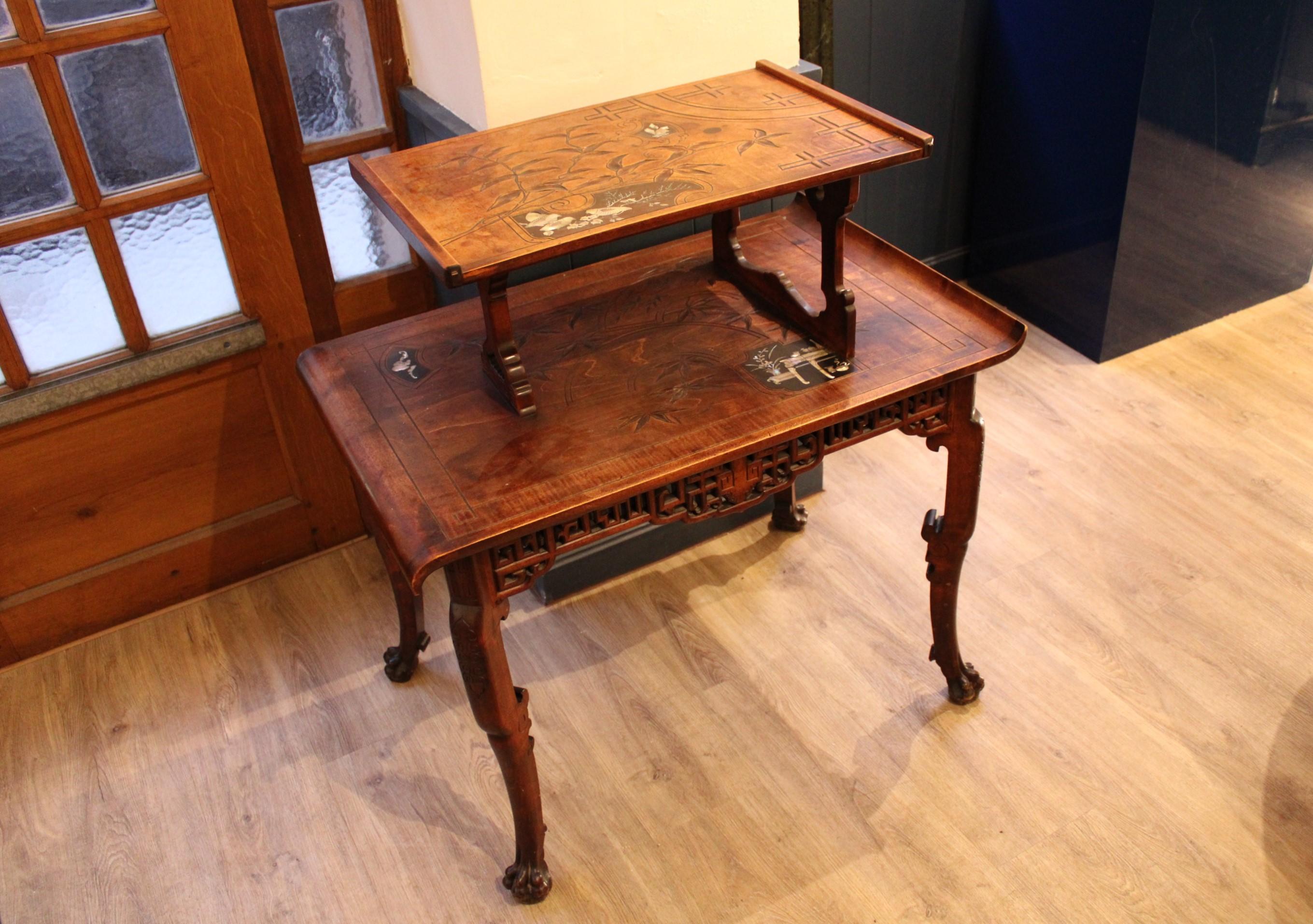 Table à thé de Gabriel Viardot (français, 1830-1906).
Style asiatique, plateaux sculptés et incrustés de décorations en nacre.
Pieds en forme de griffes.
La marque de l'ébéniste Gabriel Viardot sur l'intérieur d'un pied. 

Le bois des pieds à