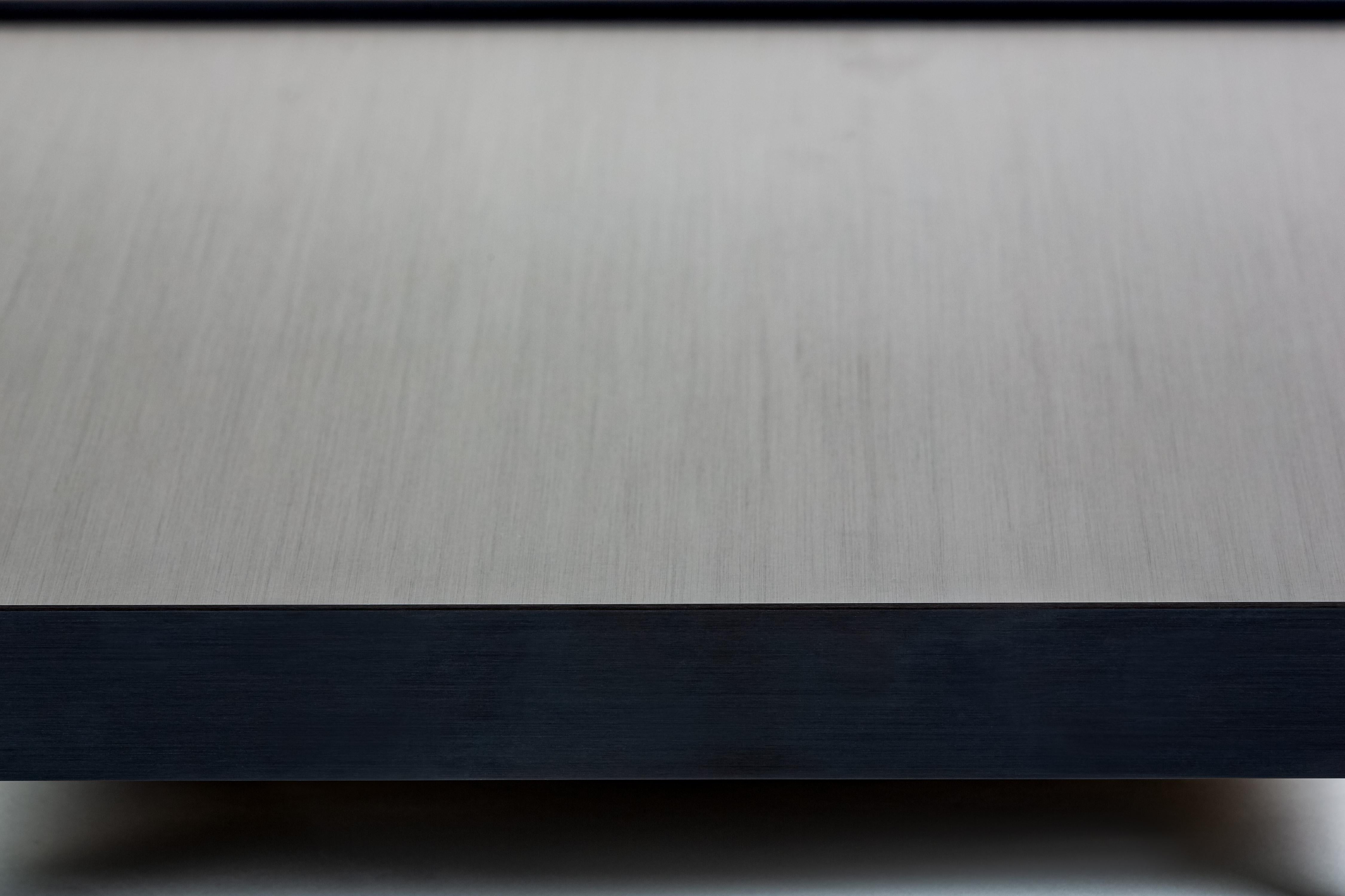 Aluminium Table à thé en aluminium brossé et anodisé de Jonathan Nesci en vente