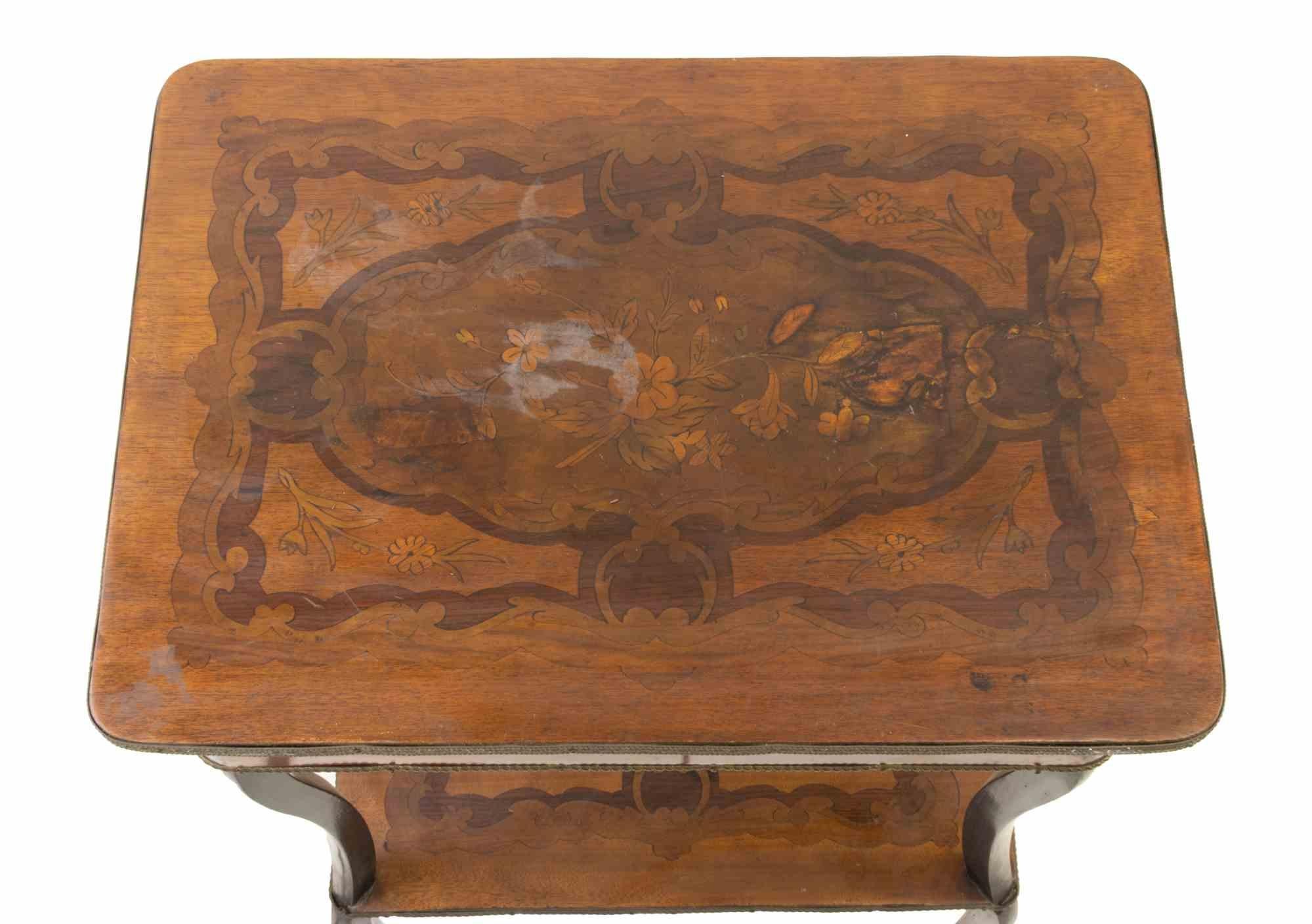 La table à thé est un objet de design réalisé par des artistes du début du XXe siècle.

Forme octogonale dans le style anglais du 20e siècle.

Bon état à l'exception de rayures et d'une légère décoloration.
