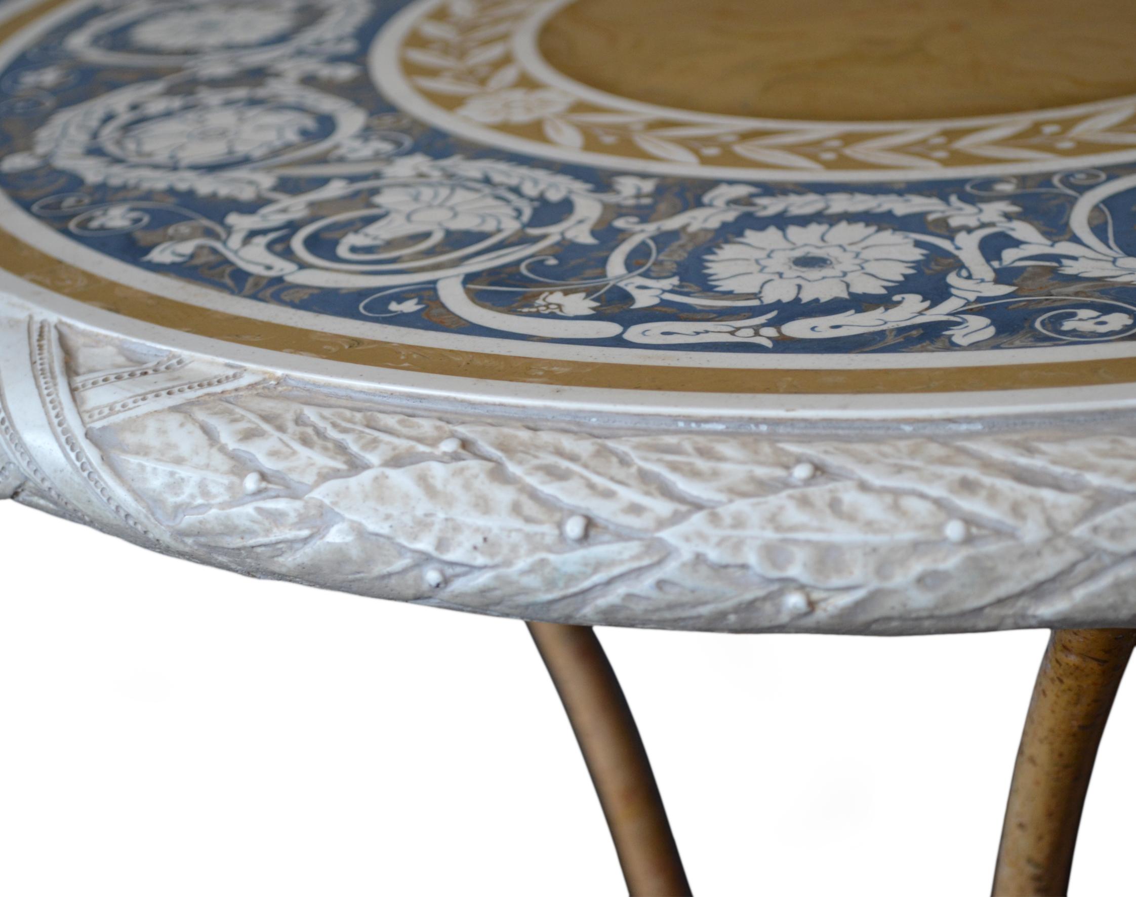 Dieser Tisch kann als Teetisch, Beistelltisch, Lampentisch verwendet werden, er ist vielseitig einsetzbar.
Die Platte ist in Scagliola-Kunstintarsie gefertigt, der gleichen Technik des 
