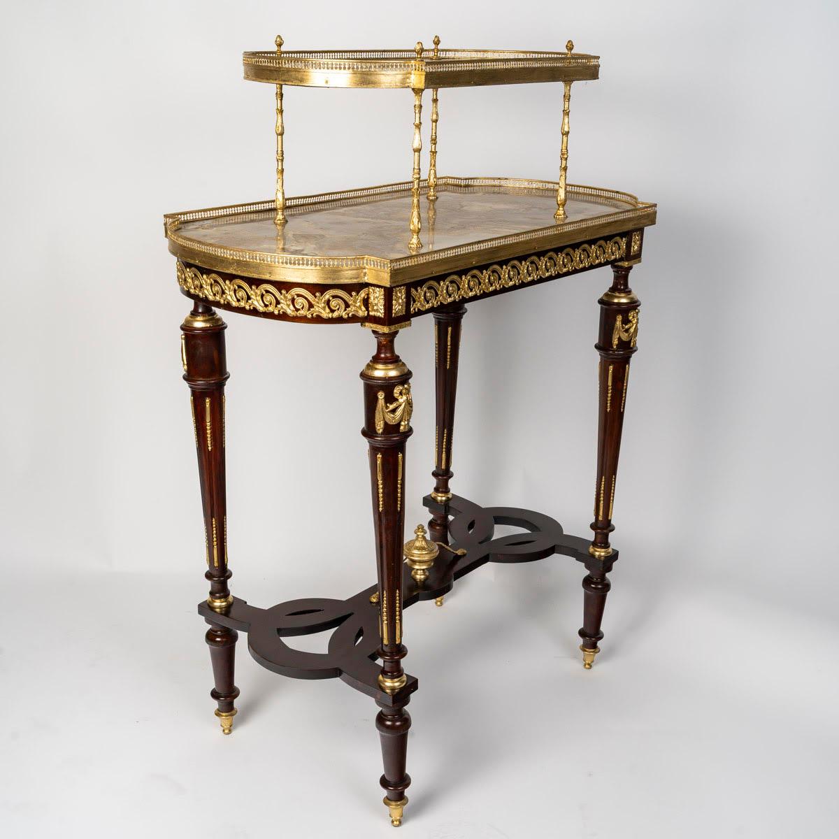 Teetisch, Beistelltisch, Periode Napoleon III, 19. Jahrhundert.

Beistelltisch, Teetisch aus Holz und vergoldeter Bronze, Marmorplatte, 19. Jahrhundert, Periode Napoleon III, 2 Platten.
H: 116 cm, B: 81 cm, T: 43 cm
