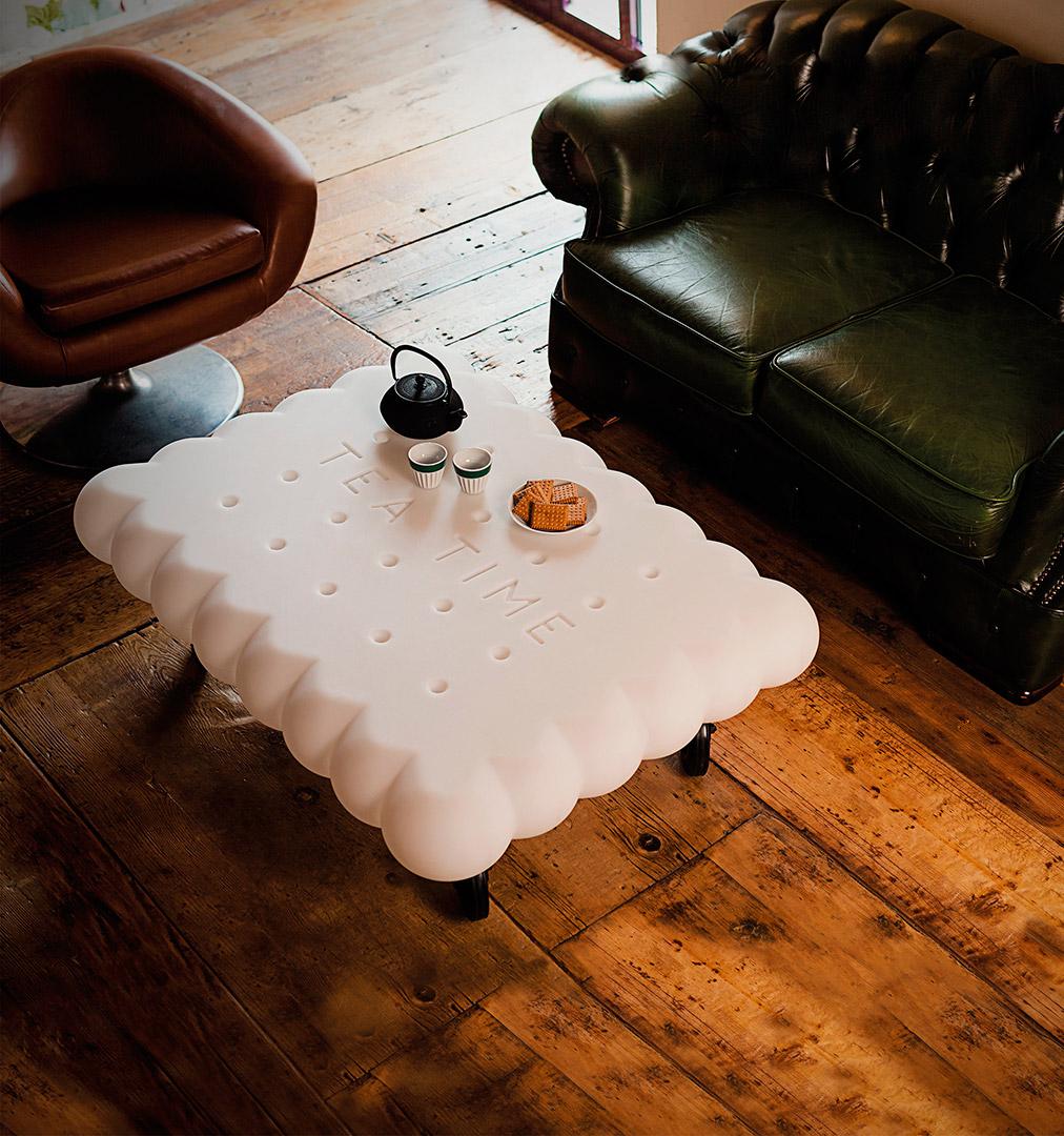 Weißer Couchtisch aus der Teezeit von Gianni Arnaudo
Abmessungen: T 80 x B 100 x H 33 cm.
MATERIALEN: Polyethylen.
Gewicht: 13 kg.

Erhältlich in verschiedenen Farbvarianten. Preise können abweichen. Dieses Produkt ist für die Verwendung im Innen-