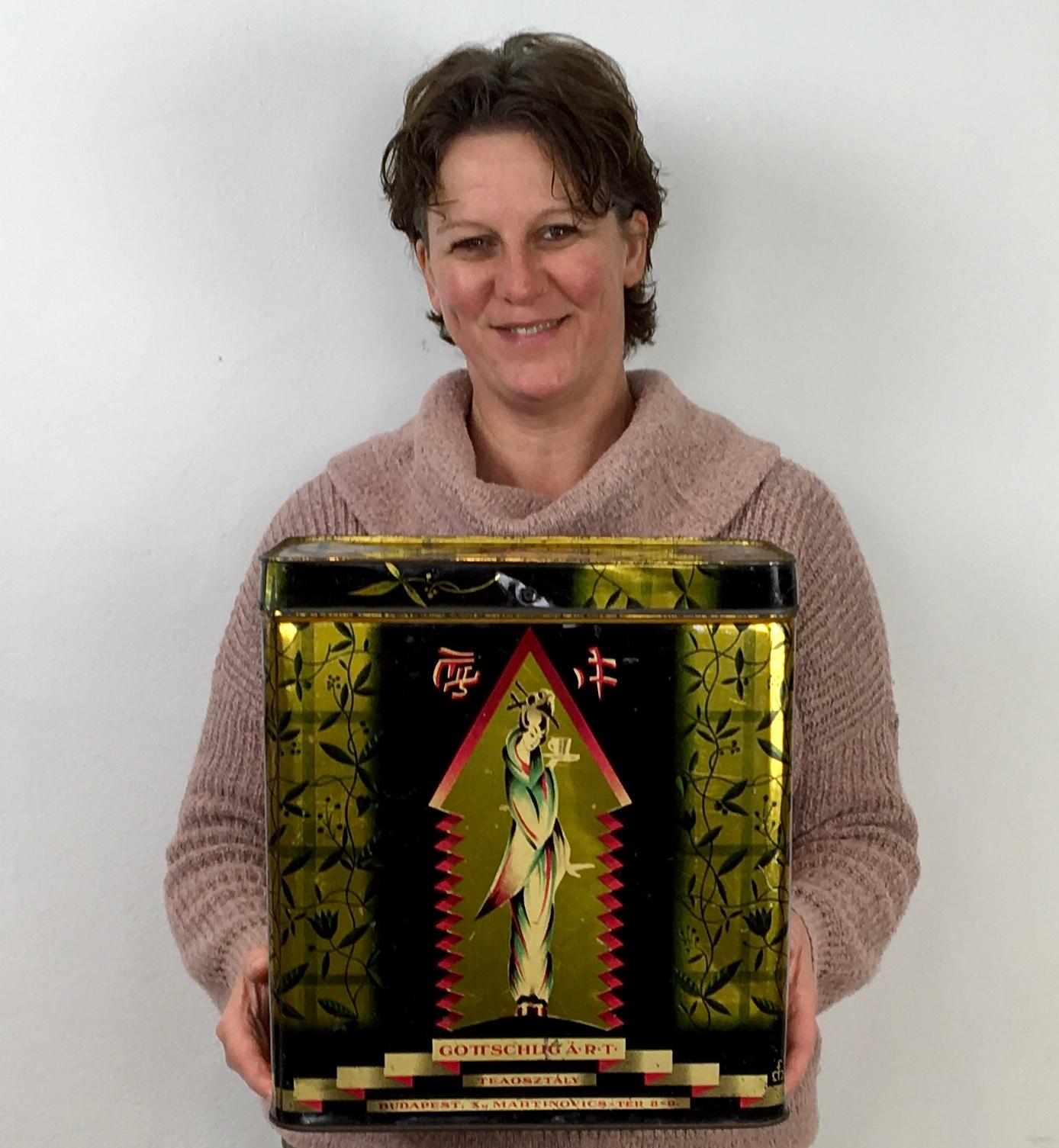 Tea Tin for Gottschlig Agoston, Budapest, Early 20th Century.
Gottschlig Agoston's trademark was rum, liqueur, cognac and tea. 
It's a large rectangular black and gold tin with on each side a different geisha. The corners are decorated with flowers.