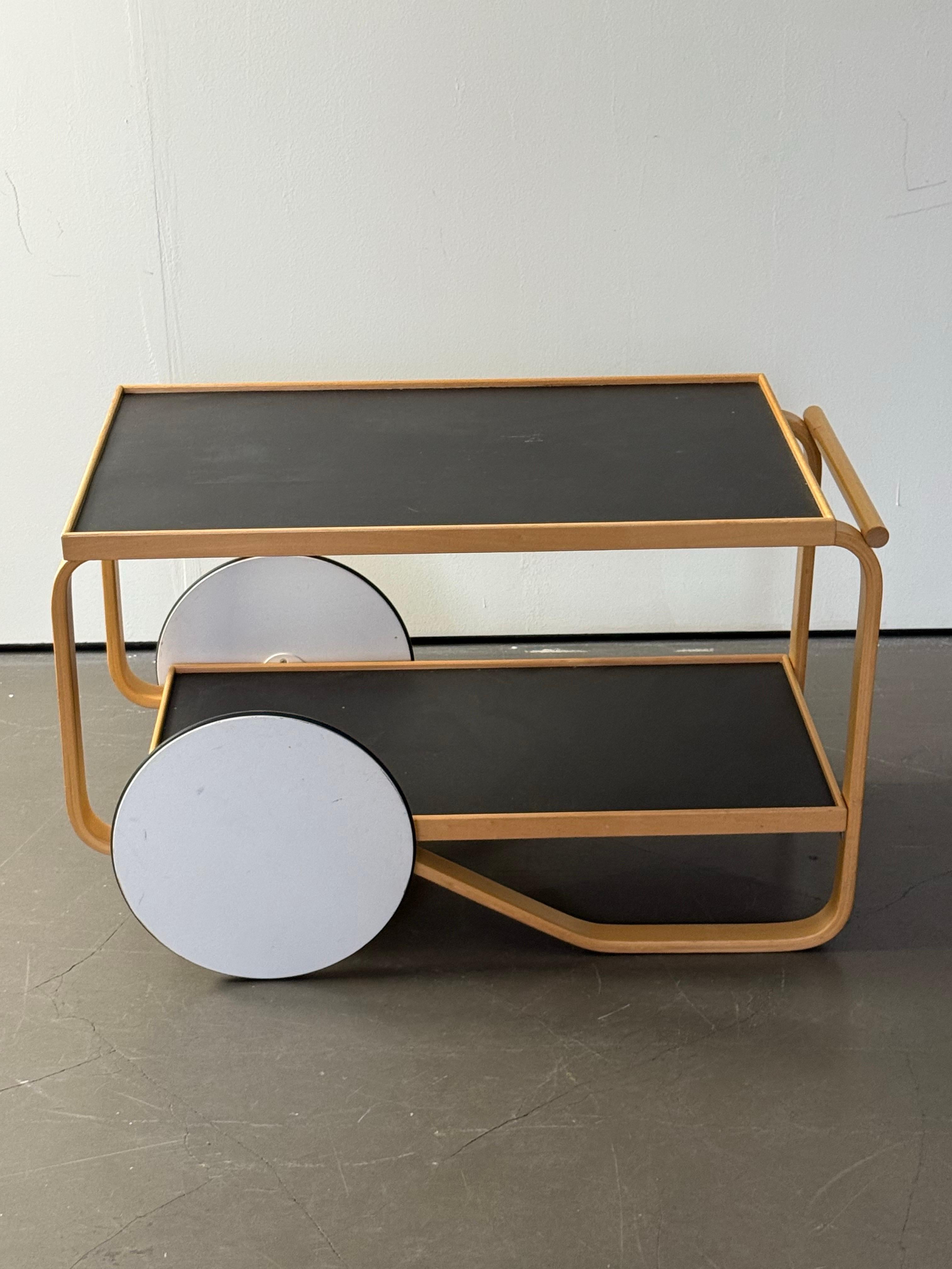 Scandinavian Tea trolley 901, Alvar Aalto for Artek For Sale