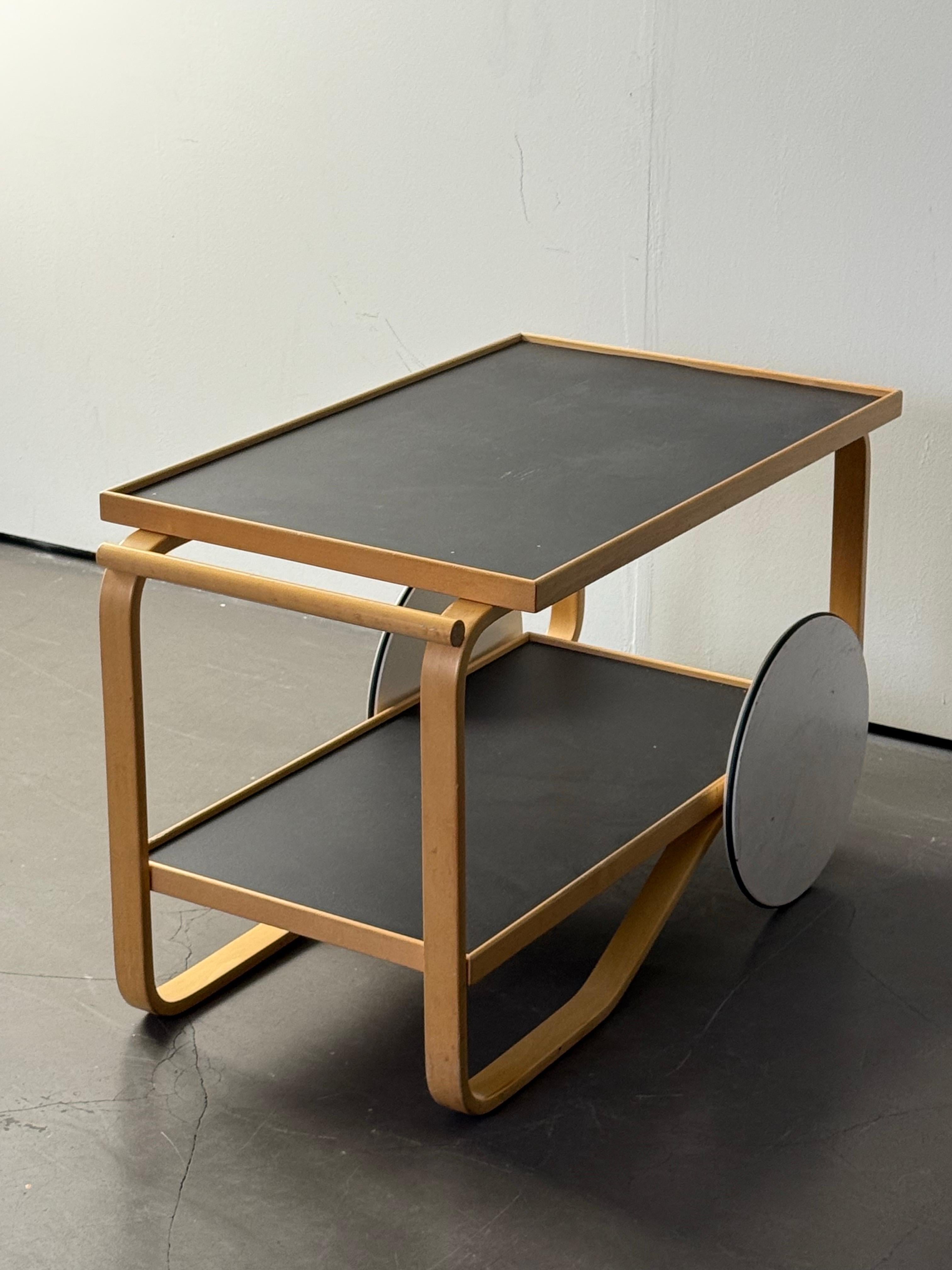 Tea trolley 901, Alvar Aalto for Artek In Good Condition For Sale In Paris, FR