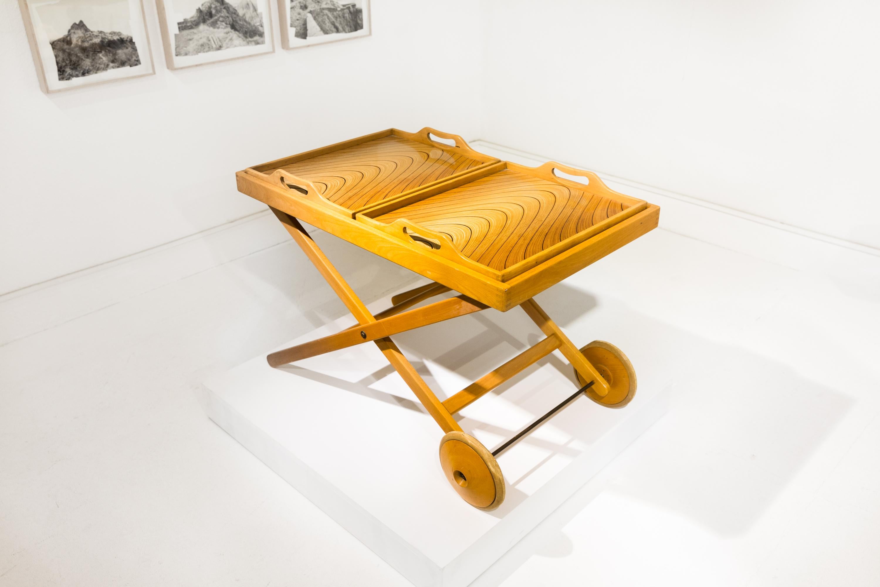 Beautiful tea trolley or serving cart by Tapio Wirkkala & Aulis Leinonen for Asko. Two detachable serving trays on the top. Lacquered birchwood.

For Asko, Finland, 1950-1951.

