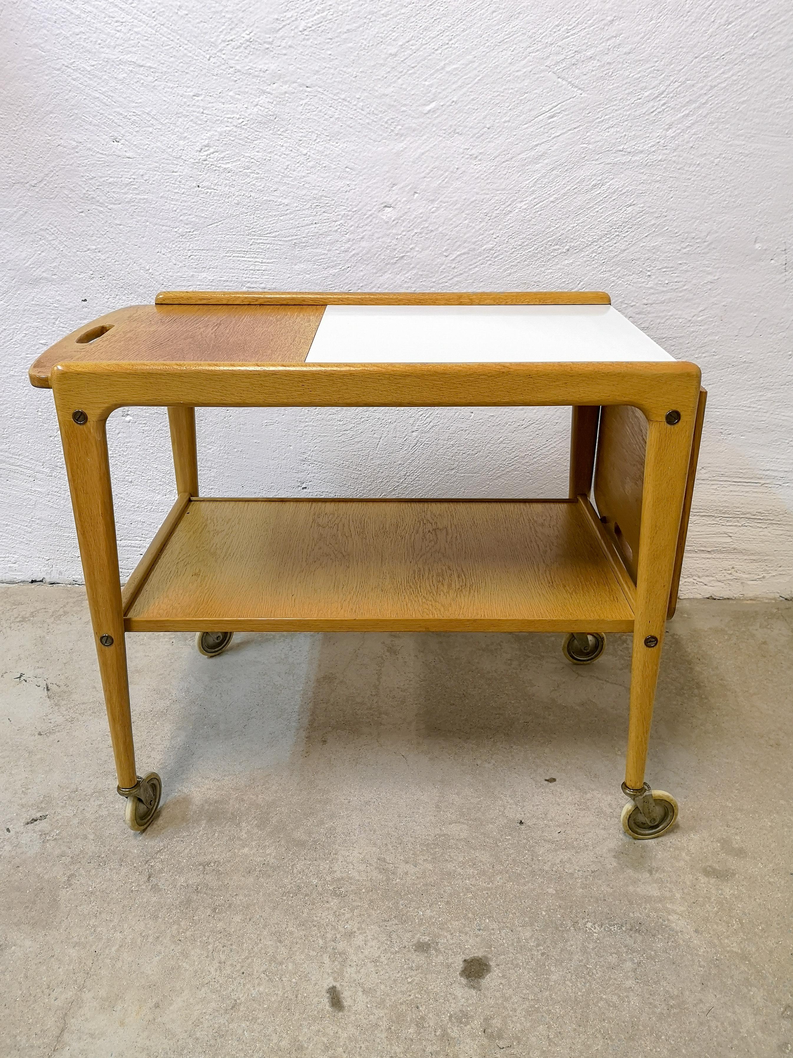 Nice Tea trolley made in Sweden in the 1960s manufactured by Swedese and designed by co-owner and very talented Yngve Ekström. 

Good fair condition, 

Measures H 64 cm x W 100 cm x D 42 cm
     