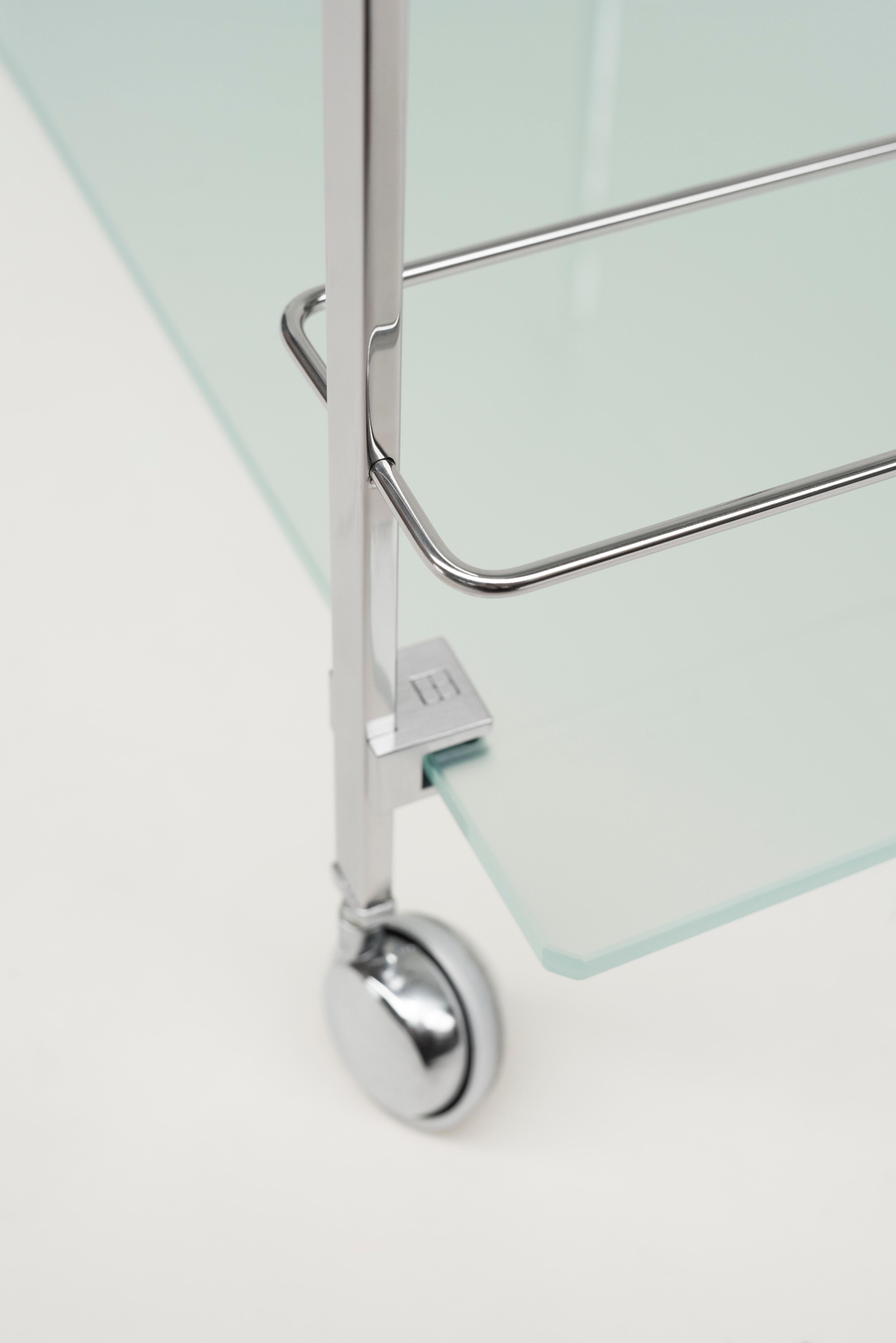 The minimalist ‘DORIS’ T63S trolley features a metallic frame made out of stainless steel tubes and casted parts which clamp the two glass plates. The tempered glass has a thickness of 10 mm and is supported by the signature Peter Ghyczy casting and