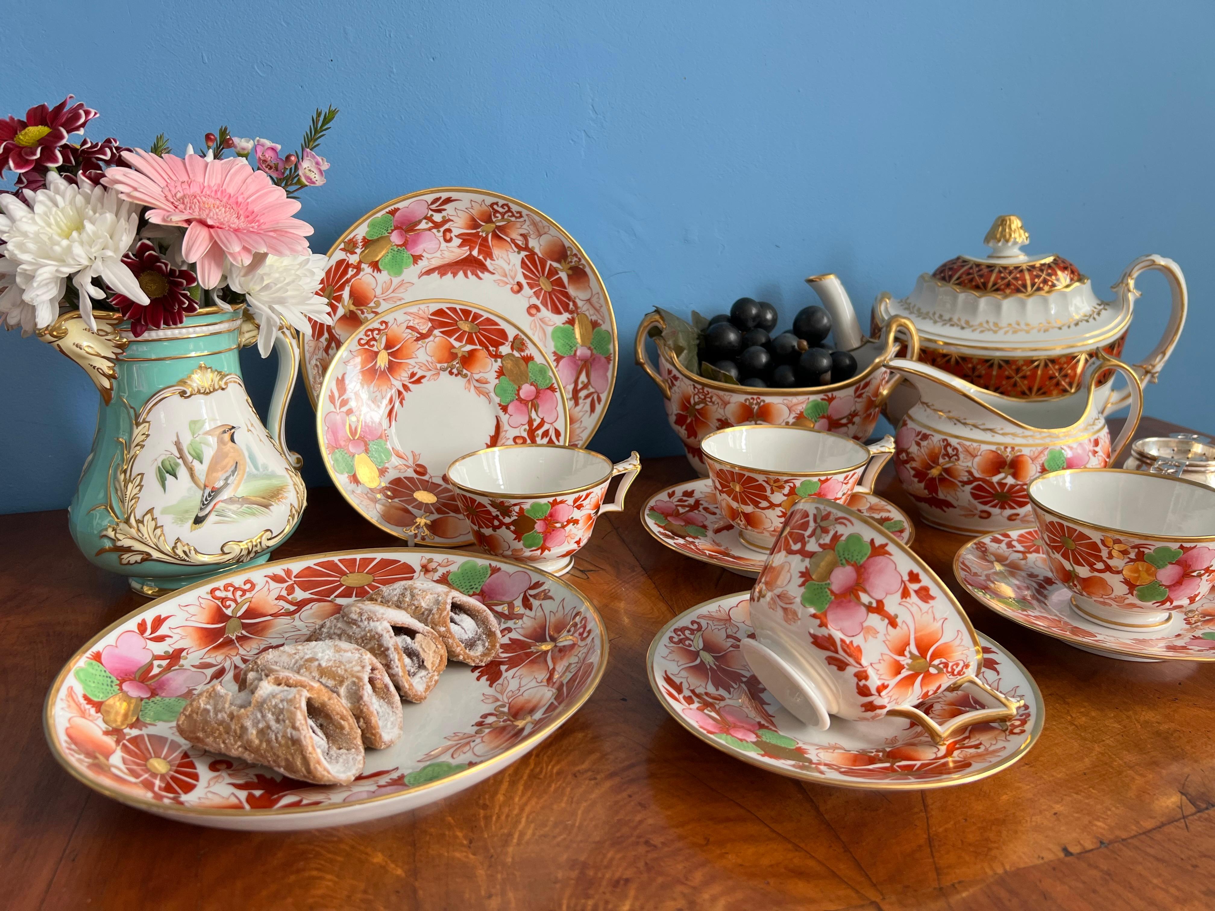 Il s'agit d'une tasse à thé et d'une soucoupe colorées fabriquées par Flight Barr & Barr vers 1815. L'ensemble est décoré d'un brillant motif Imari dans le goût de la Régence.

Cette tasse à thé aurait fait partie d'un grand service à thé. J'ai