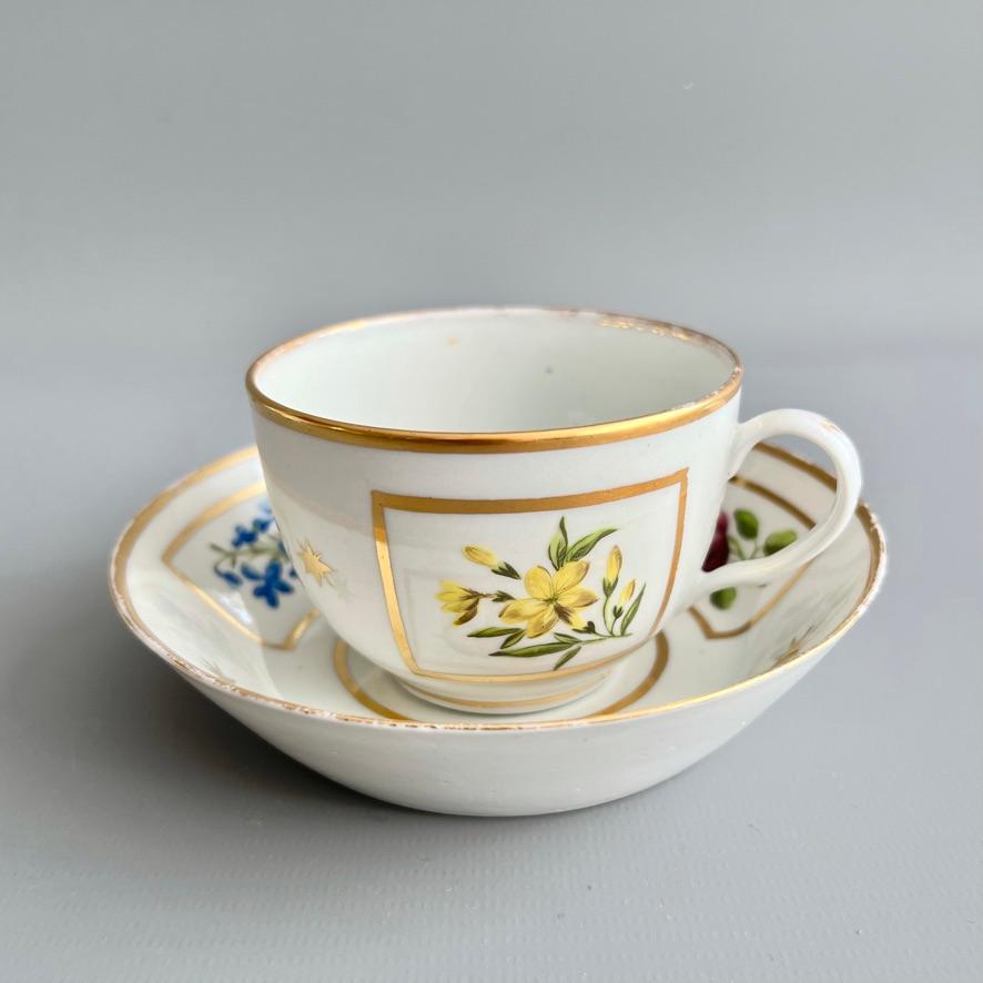 Dies ist ein schönes echtes Trio von John Rose aus Coalport um das Jahr 1800.  Sie besteht aus einer Teetasse und einer Kaffeekanne, die sich eine Untertasse teilen. Im 18. und frühen 19. Jahrhundert wurden Tassen und Untertassen auf diese Weise