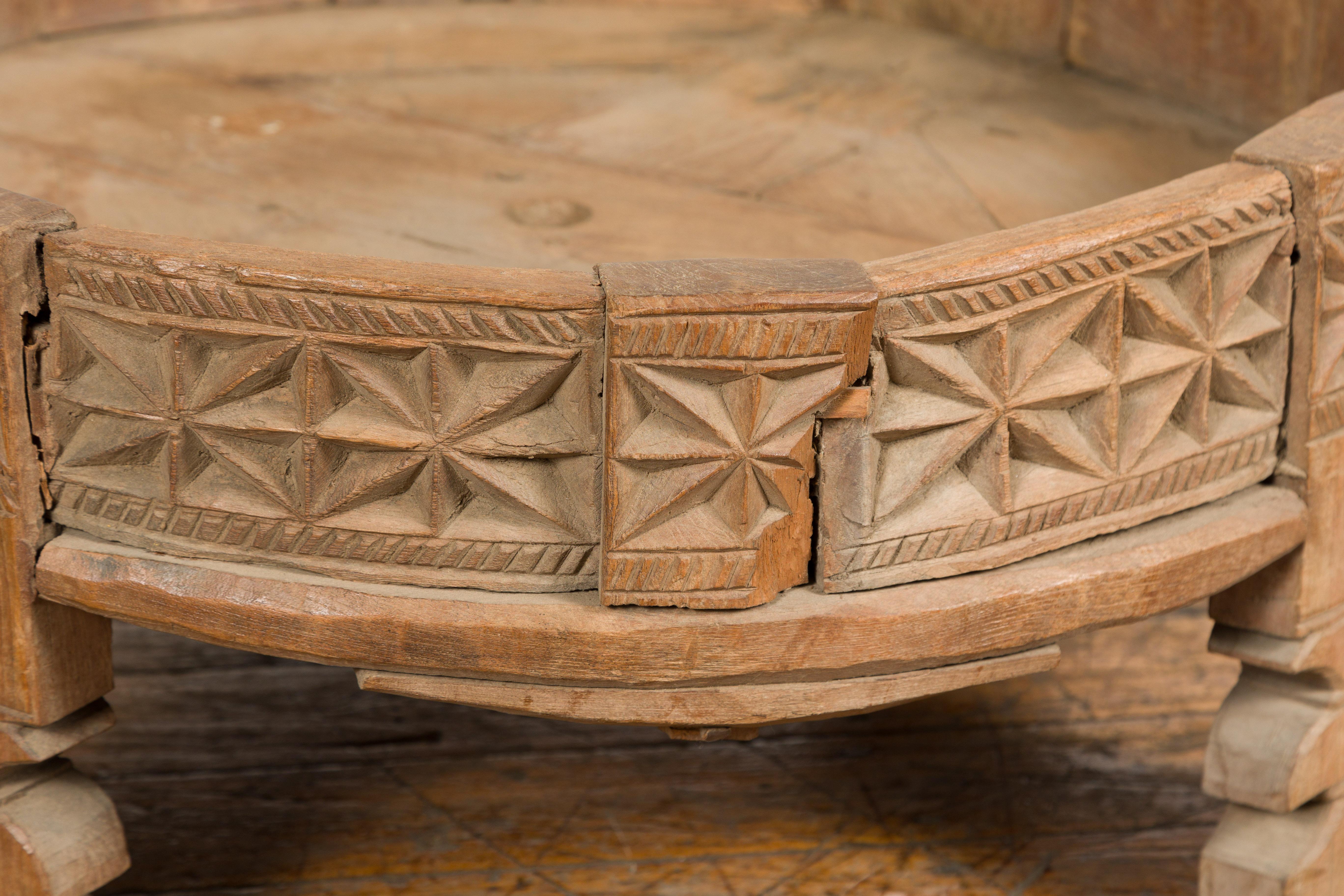 Teck Table d'affûtage Chakki indienne en teck des années 1920 avec décor géométrique sculpté à la main en vente