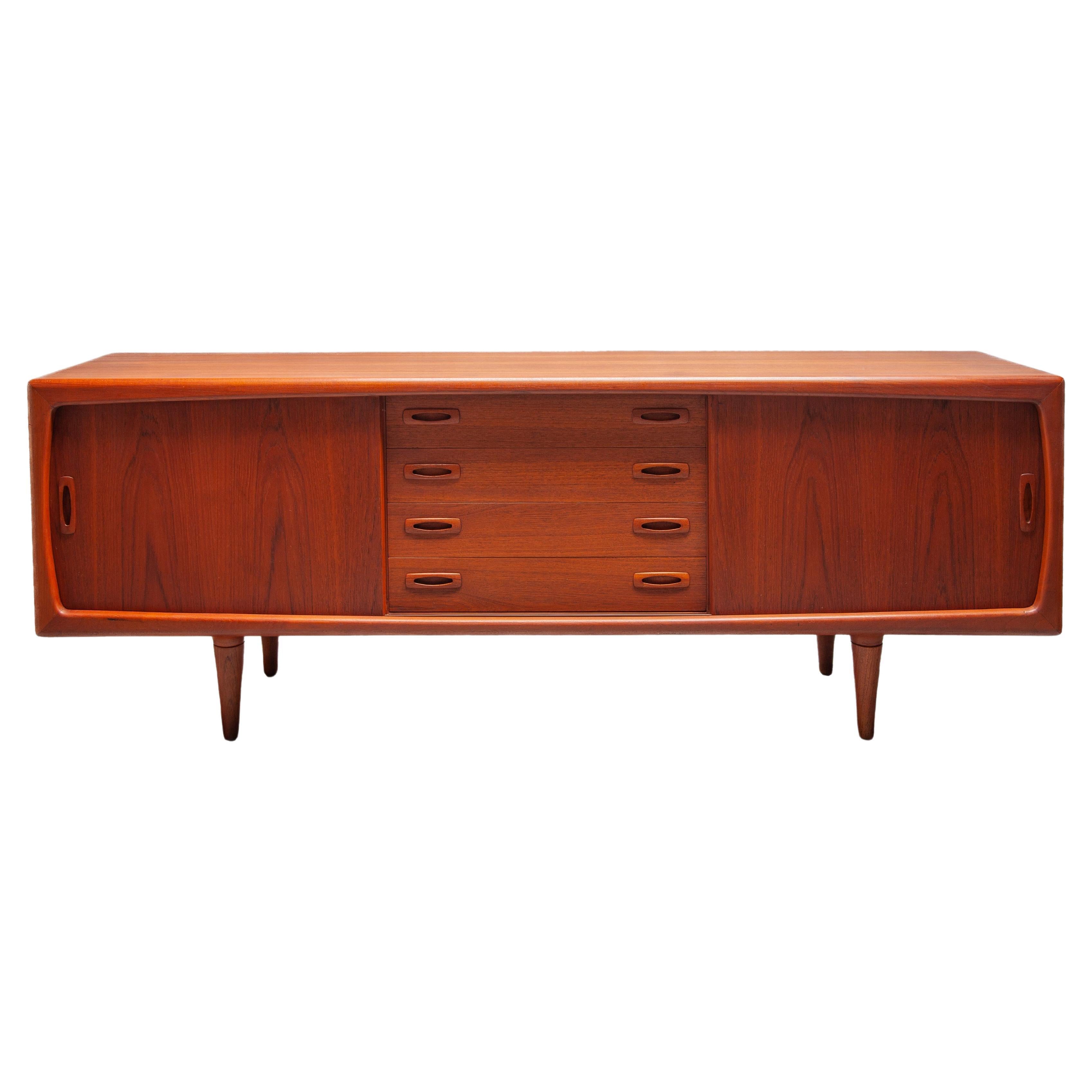 Modernes skandinavisches Vintage-Sideboard aus Teakholz von H.P. Hansen aus Dänemark, 1950er Jahre. Dänisches Design zeichnet sich durch seine minimalistische Ästhetik aus. Er verfügt über vier Schubladen und zwei Schiebetüren. Es wird von vier