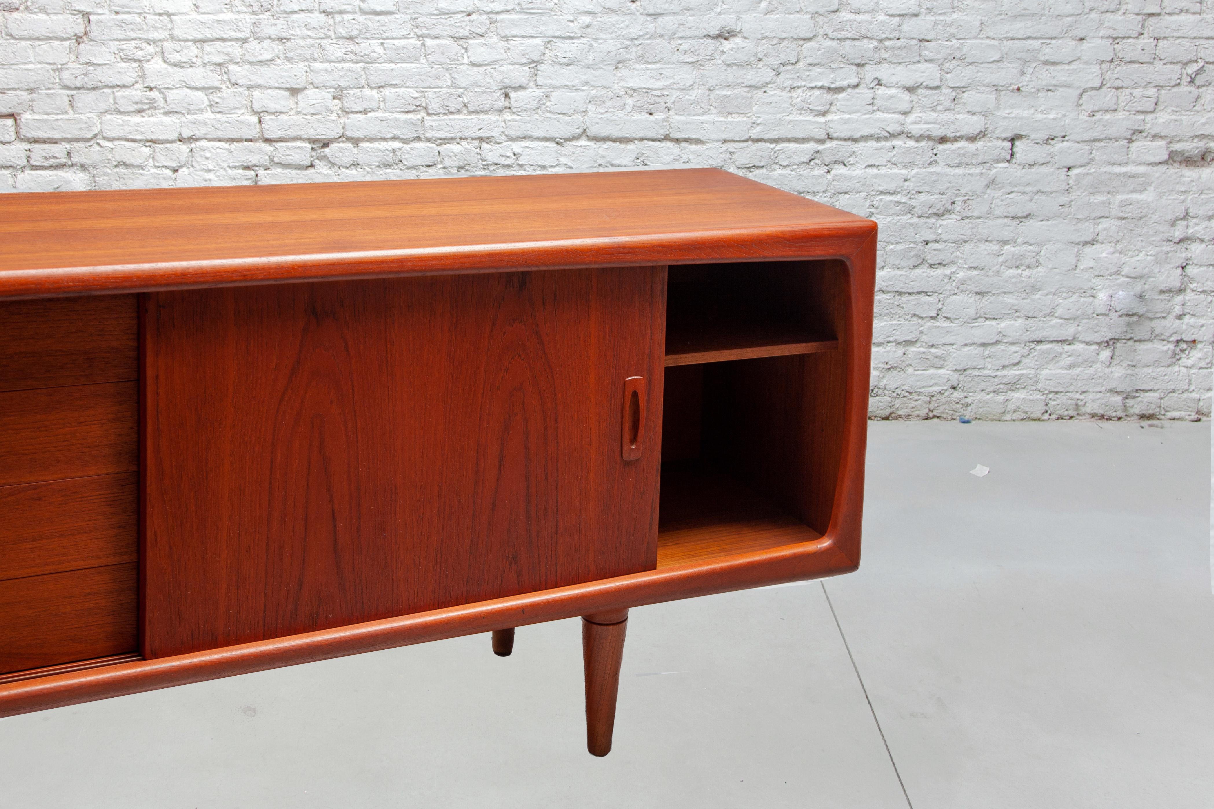 Kommode aus Teakholz, 1950er Jahre, hergestellt in Dänemark, Sideboard entworfen von HP Hansen (Handgefertigt)