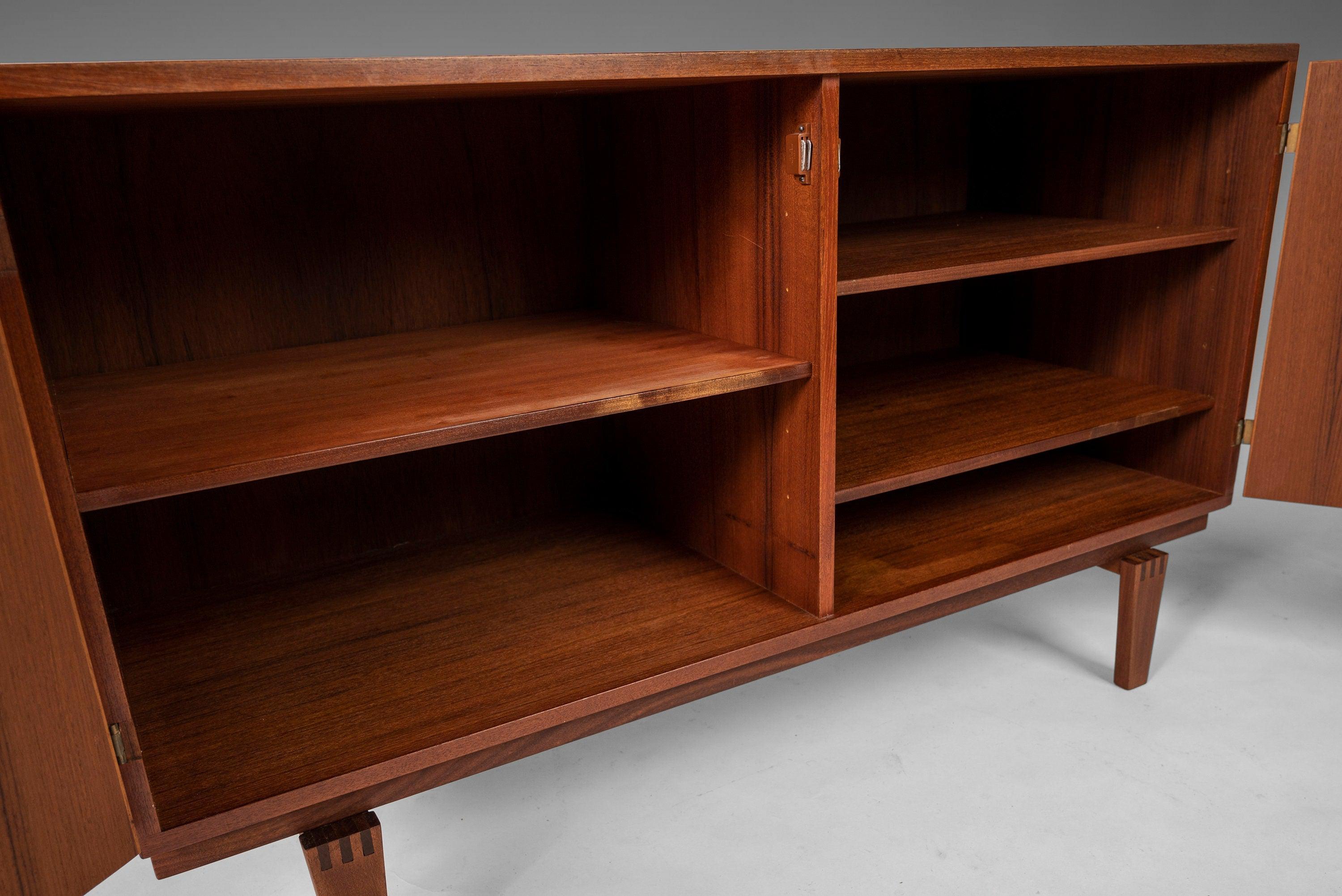 Credenza / Buffet a due ante in teak di Peter Nielsen per Dansk Designs, 1950 ca. in vendita 2